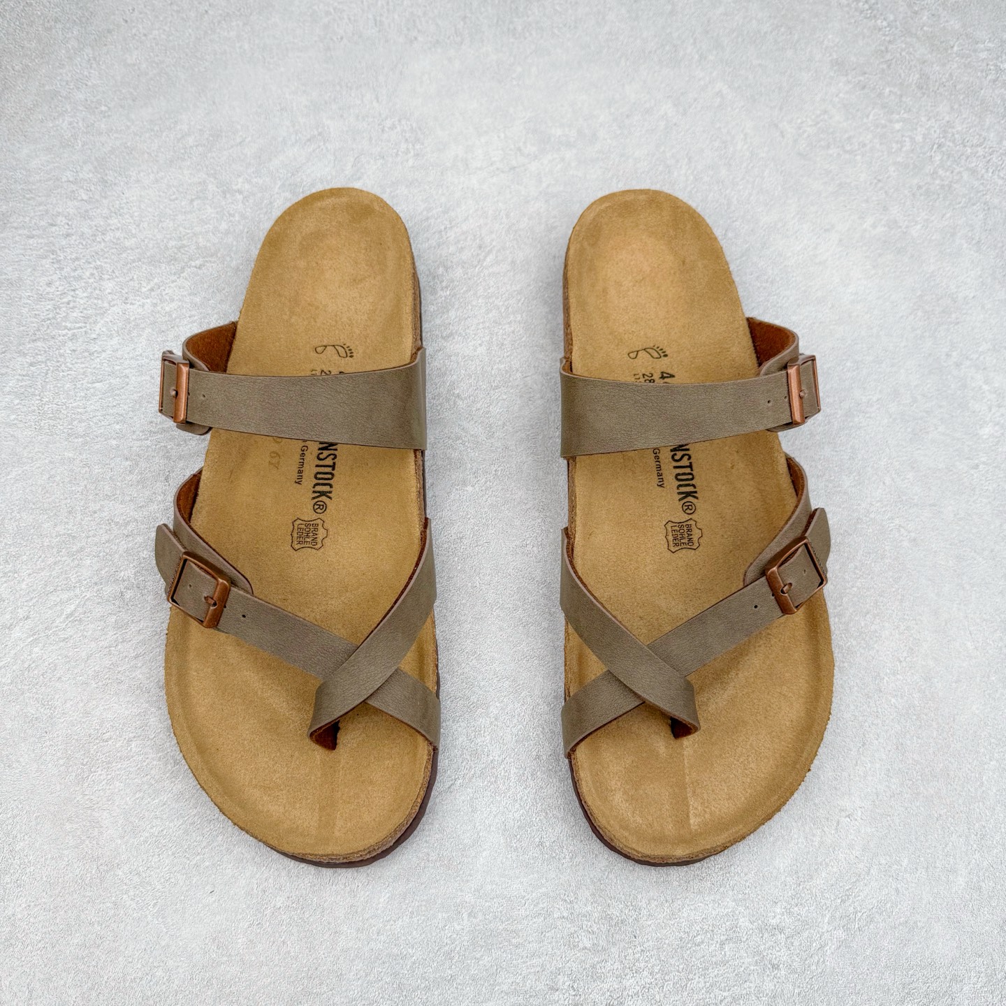 图片[2]-Birkenstock Ramses 系列 勃肯夹趾皮革绒面双扣时尚人字拖拖鞋 牛皮绒面革质地柔软 搭配可调节鞋扣提升穿着舒适度 人体工学设计分散脚部压力 保护脚踝 软木乳胶鞋床具有一定的收缩性 长时间穿着后能贴合脚型 EVA鞋底回弹性和抗张性力高 具有良好的防震、缓冲性 四季皆宜 柔软的鞋床采用额外的泡沫缓冲层 提供额外的舒适感和全天支撑 全网独家首发 源于德国的严谨工艺 牛巴戎面 中层松木 EVA 三层组合大底 优质牛皮面料五金扣 出口订单 尺码：35-44-选品中心