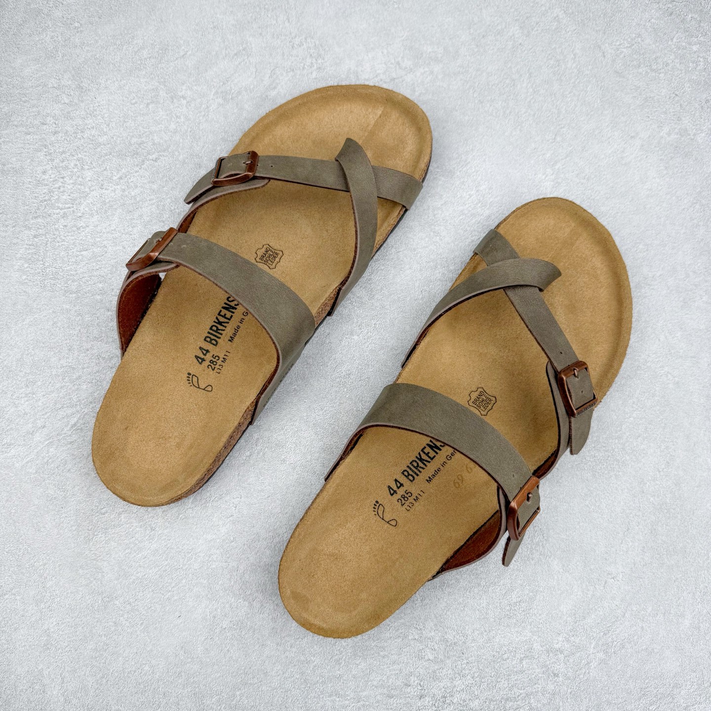 图片[3]-Birkenstock Ramses 系列 勃肯夹趾皮革绒面双扣时尚人字拖拖鞋 牛皮绒面革质地柔软 搭配可调节鞋扣提升穿着舒适度 人体工学设计分散脚部压力 保护脚踝 软木乳胶鞋床具有一定的收缩性 长时间穿着后能贴合脚型 EVA鞋底回弹性和抗张性力高 具有良好的防震、缓冲性 四季皆宜 柔软的鞋床采用额外的泡沫缓冲层 提供额外的舒适感和全天支撑 全网独家首发 源于德国的严谨工艺 牛巴戎面 中层松木 EVA 三层组合大底 优质牛皮面料五金扣 出口订单 尺码：35-44-选品中心