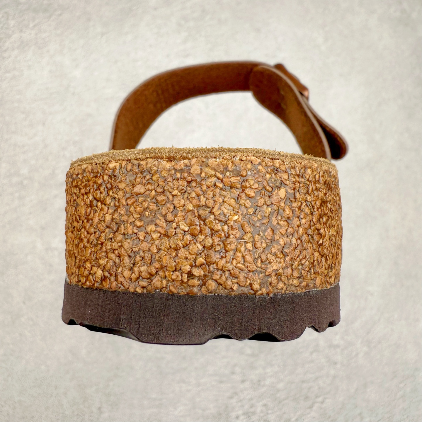 图片[8]-Birkenstock Ramses 系列 勃肯夹趾皮革绒面双扣时尚人字拖拖鞋 牛皮绒面革质地柔软 搭配可调节鞋扣提升穿着舒适度 人体工学设计分散脚部压力 保护脚踝 软木乳胶鞋床具有一定的收缩性 长时间穿着后能贴合脚型 EVA鞋底回弹性和抗张性力高 具有良好的防震、缓冲性 四季皆宜 柔软的鞋床采用额外的泡沫缓冲层 提供额外的舒适感和全天支撑 全网独家首发 源于德国的严谨工艺 牛巴戎面 中层松木 EVA 三层组合大底 优质牛皮面料五金扣 出口订单 尺码：35-44-选品中心