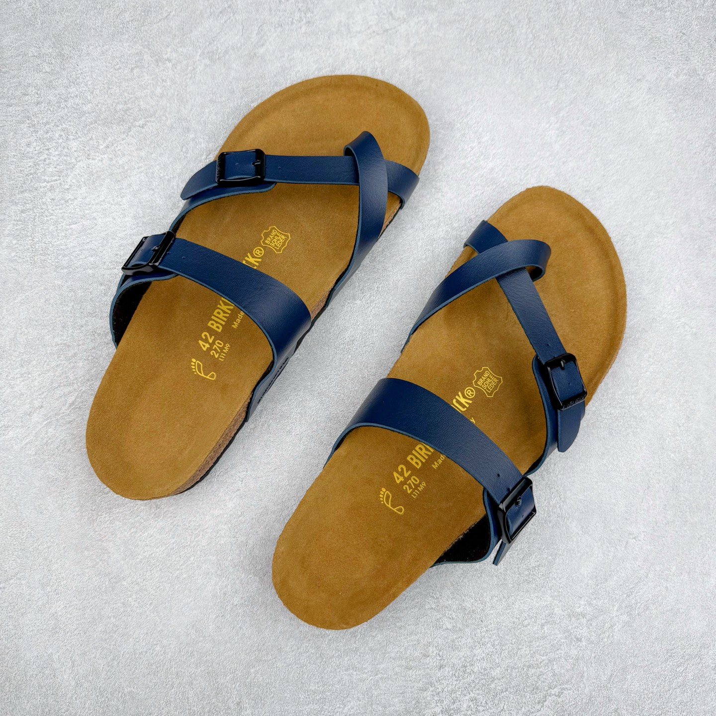 图片[3]-Birkenstock Ramses 系列 勃肯夹趾皮革绒面双扣时尚人字拖拖鞋 牛皮绒面革质地柔软 搭配可调节鞋扣提升穿着舒适度 人体工学设计分散脚部压力 保护脚踝 软木乳胶鞋床具有一定的收缩性 长时间穿着后能贴合脚型 EVA鞋底回弹性和抗张性力高 具有良好的防震、缓冲性 四季皆宜 柔软的鞋床采用额外的泡沫缓冲层 提供额外的舒适感和全天支撑 全网独家首发 源于德国的严谨工艺 牛巴戎面 中层松木 EVA 三层组合大底 优质牛皮面料五金扣 出口订单 尺码：35-44-选品中心
