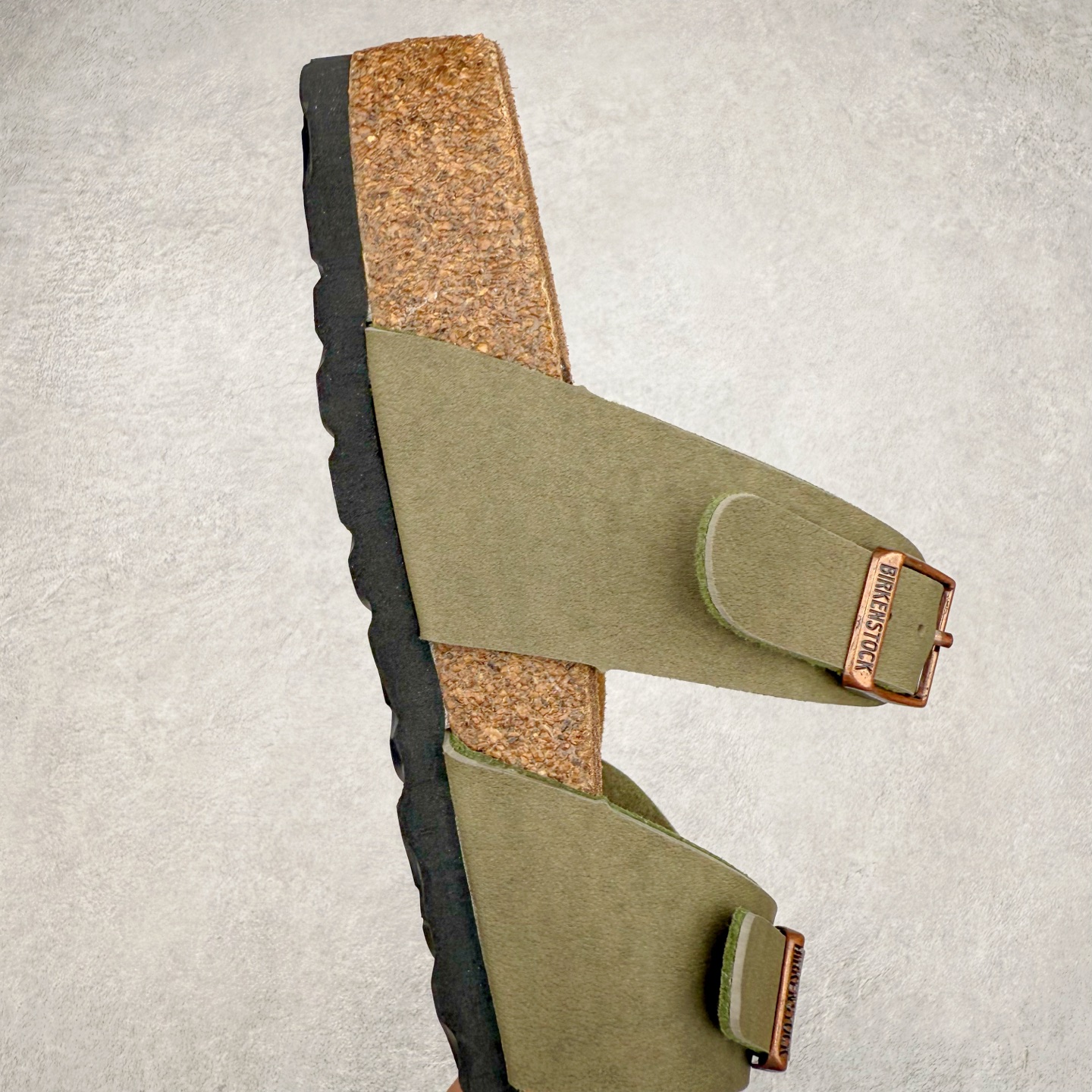 图片[6]-Birkenstock Ramses 系列 勃肯夹趾皮革绒面双扣时尚人字拖拖鞋 牛皮绒面革质地柔软 搭配可调节鞋扣提升穿着舒适度 人体工学设计分散脚部压力 保护脚踝 软木乳胶鞋床具有一定的收缩性 长时间穿着后能贴合脚型 EVA鞋底回弹性和抗张性力高 具有良好的防震、缓冲性 四季皆宜 柔软的鞋床采用额外的泡沫缓冲层 提供额外的舒适感和全天支撑 全网独家首发 源于德国的严谨工艺 牛巴戎面 中层松木 EVA 三层组合大底 优质牛皮面料五金扣 出口订单 尺码：35-44-选品中心