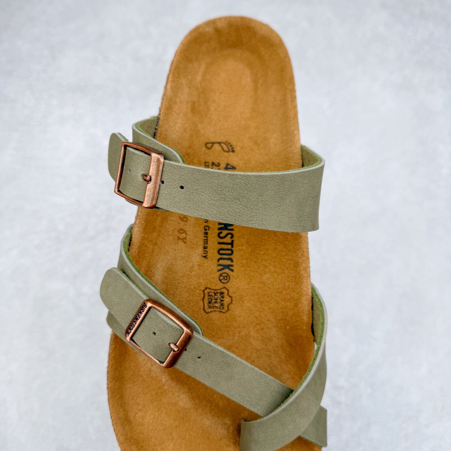 图片[5]-Birkenstock Ramses 系列 勃肯夹趾皮革绒面双扣时尚人字拖拖鞋 牛皮绒面革质地柔软 搭配可调节鞋扣提升穿着舒适度 人体工学设计分散脚部压力 保护脚踝 软木乳胶鞋床具有一定的收缩性 长时间穿着后能贴合脚型 EVA鞋底回弹性和抗张性力高 具有良好的防震、缓冲性 四季皆宜 柔软的鞋床采用额外的泡沫缓冲层 提供额外的舒适感和全天支撑 全网独家首发 源于德国的严谨工艺 牛巴戎面 中层松木 EVA 三层组合大底 优质牛皮面料五金扣 出口订单 尺码：35-44-选品中心