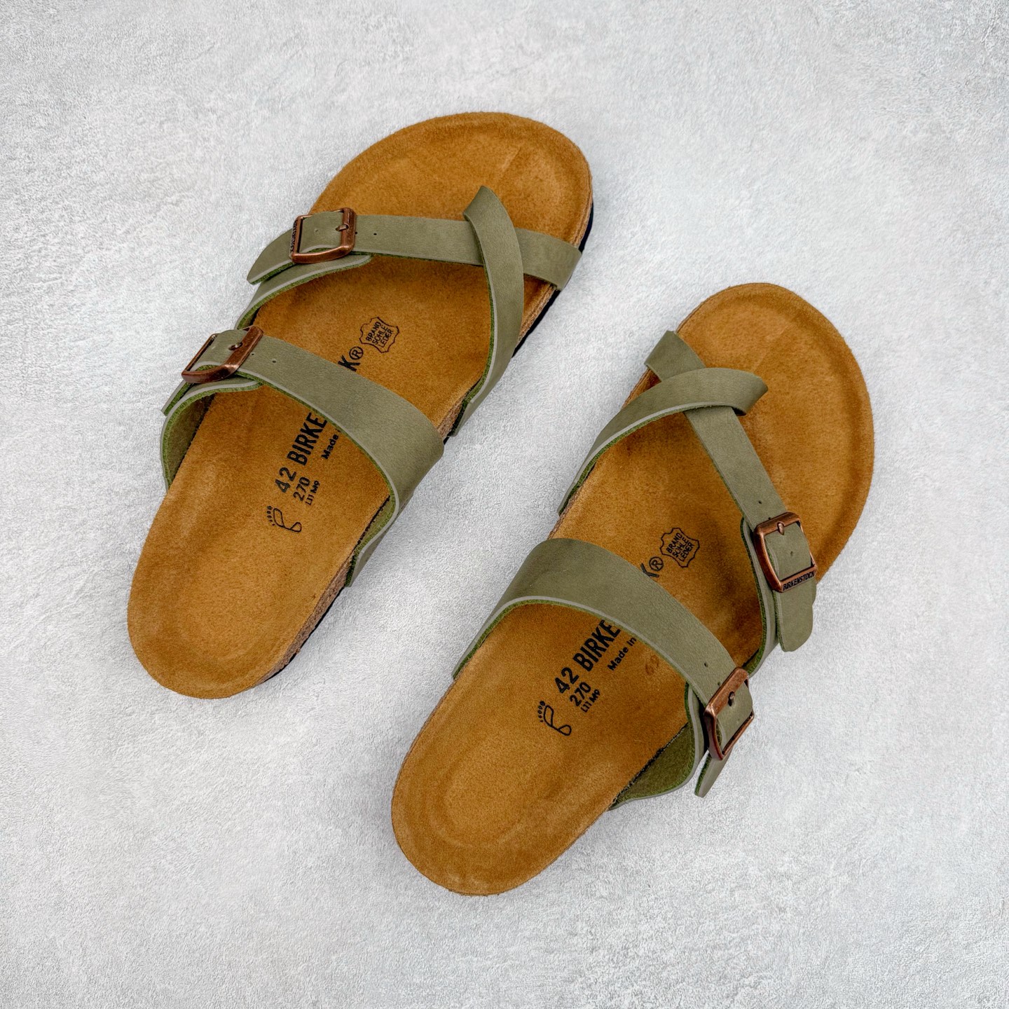 图片[3]-Birkenstock Ramses 系列 勃肯夹趾皮革绒面双扣时尚人字拖拖鞋 牛皮绒面革质地柔软 搭配可调节鞋扣提升穿着舒适度 人体工学设计分散脚部压力 保护脚踝 软木乳胶鞋床具有一定的收缩性 长时间穿着后能贴合脚型 EVA鞋底回弹性和抗张性力高 具有良好的防震、缓冲性 四季皆宜 柔软的鞋床采用额外的泡沫缓冲层 提供额外的舒适感和全天支撑 全网独家首发 源于德国的严谨工艺 牛巴戎面 中层松木 EVA 三层组合大底 优质牛皮面料五金扣 出口订单 尺码：35-44-选品中心