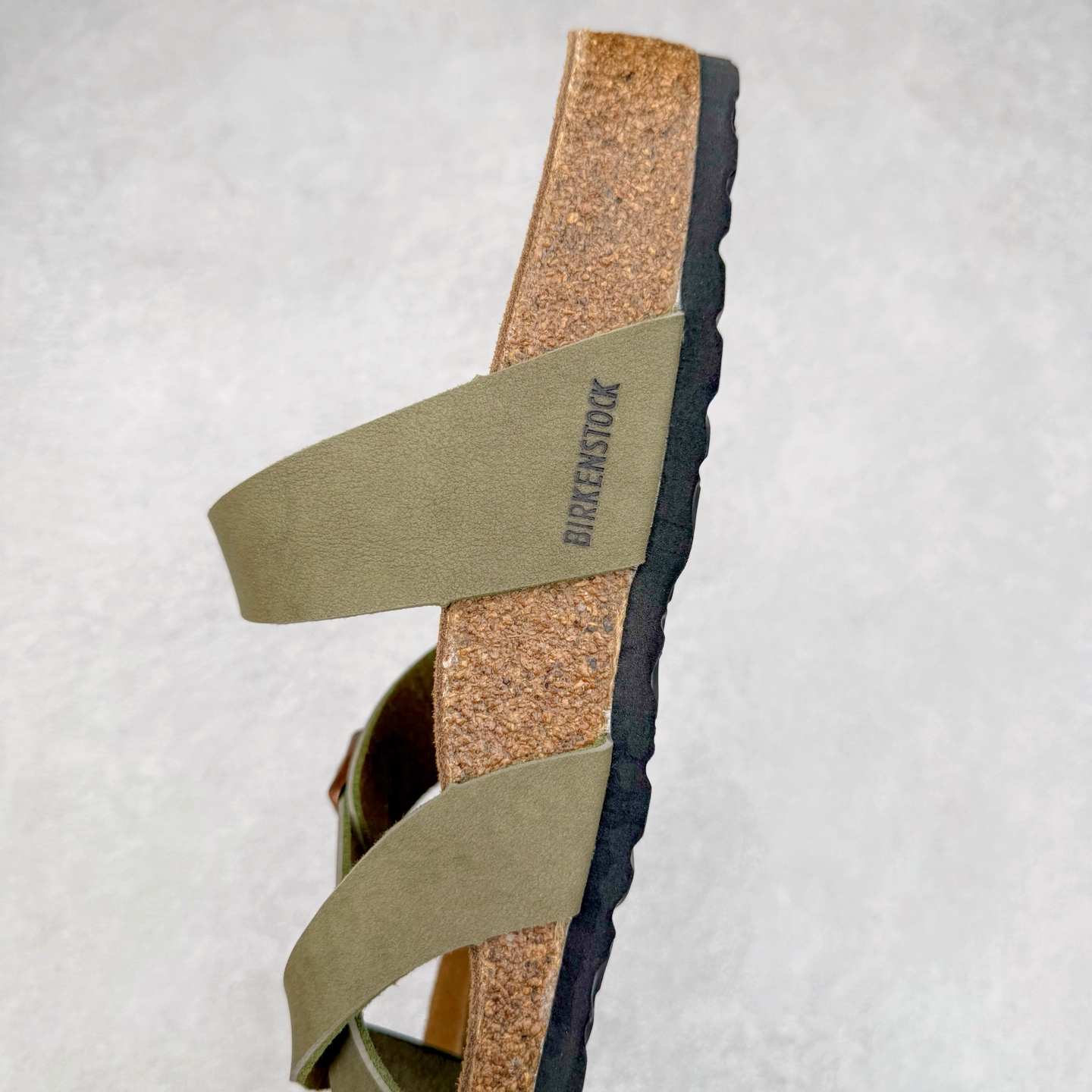 图片[7]-Birkenstock Ramses 系列 勃肯夹趾皮革绒面双扣时尚人字拖拖鞋 牛皮绒面革质地柔软 搭配可调节鞋扣提升穿着舒适度 人体工学设计分散脚部压力 保护脚踝 软木乳胶鞋床具有一定的收缩性 长时间穿着后能贴合脚型 EVA鞋底回弹性和抗张性力高 具有良好的防震、缓冲性 四季皆宜 柔软的鞋床采用额外的泡沫缓冲层 提供额外的舒适感和全天支撑 全网独家首发 源于德国的严谨工艺 牛巴戎面 中层松木 EVA 三层组合大底 优质牛皮面料五金扣 出口订单 尺码：35-44-选品中心