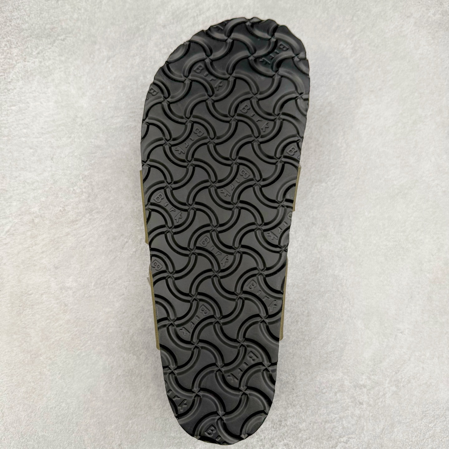 图片[9]-Birkenstock Ramses 系列 勃肯夹趾皮革绒面双扣时尚人字拖拖鞋 牛皮绒面革质地柔软 搭配可调节鞋扣提升穿着舒适度 人体工学设计分散脚部压力 保护脚踝 软木乳胶鞋床具有一定的收缩性 长时间穿着后能贴合脚型 EVA鞋底回弹性和抗张性力高 具有良好的防震、缓冲性 四季皆宜 柔软的鞋床采用额外的泡沫缓冲层 提供额外的舒适感和全天支撑 全网独家首发 源于德国的严谨工艺 牛巴戎面 中层松木 EVA 三层组合大底 优质牛皮面料五金扣 出口订单 尺码：35-44-选品中心