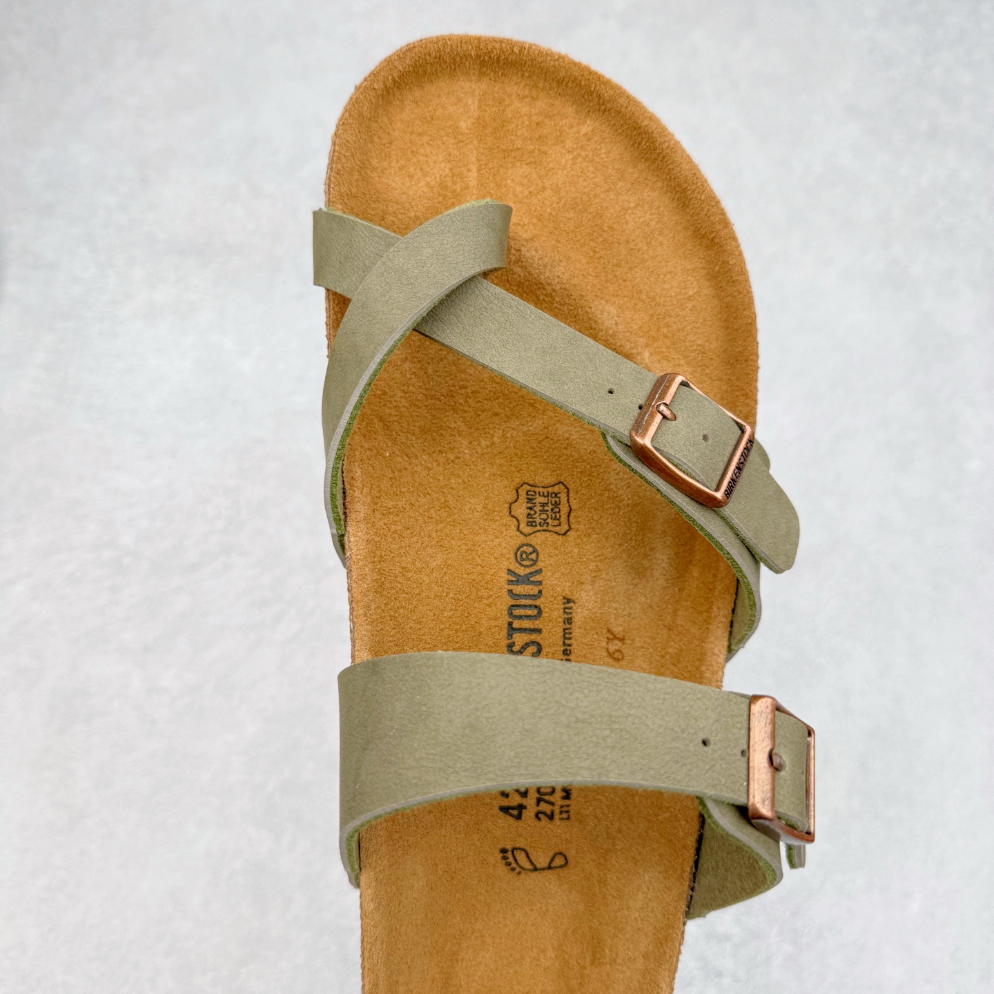 图片[4]-Birkenstock Ramses 系列 勃肯夹趾皮革绒面双扣时尚人字拖拖鞋 牛皮绒面革质地柔软 搭配可调节鞋扣提升穿着舒适度 人体工学设计分散脚部压力 保护脚踝 软木乳胶鞋床具有一定的收缩性 长时间穿着后能贴合脚型 EVA鞋底回弹性和抗张性力高 具有良好的防震、缓冲性 四季皆宜 柔软的鞋床采用额外的泡沫缓冲层 提供额外的舒适感和全天支撑 全网独家首发 源于德国的严谨工艺 牛巴戎面 中层松木 EVA 三层组合大底 优质牛皮面料五金扣 出口订单 尺码：35-44-选品中心