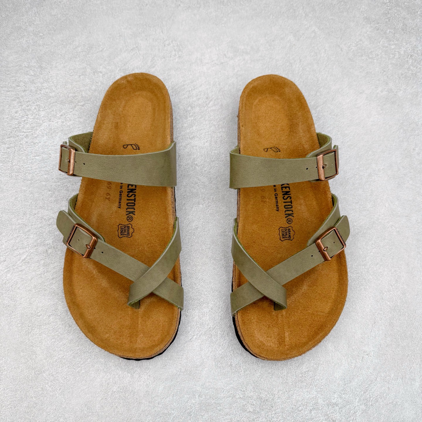 图片[2]-Birkenstock Ramses 系列 勃肯夹趾皮革绒面双扣时尚人字拖拖鞋 牛皮绒面革质地柔软 搭配可调节鞋扣提升穿着舒适度 人体工学设计分散脚部压力 保护脚踝 软木乳胶鞋床具有一定的收缩性 长时间穿着后能贴合脚型 EVA鞋底回弹性和抗张性力高 具有良好的防震、缓冲性 四季皆宜 柔软的鞋床采用额外的泡沫缓冲层 提供额外的舒适感和全天支撑 全网独家首发 源于德国的严谨工艺 牛巴戎面 中层松木 EVA 三层组合大底 优质牛皮面料五金扣 出口订单 尺码：35-44-选品中心