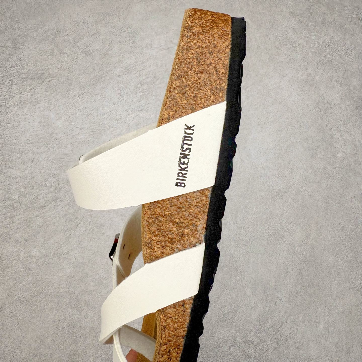 图片[7]-Birkenstock Ramses 系列 勃肯夹趾皮革绒面双扣时尚人字拖拖鞋 牛皮绒面革质地柔软 搭配可调节鞋扣提升穿着舒适度 人体工学设计分散脚部压力 保护脚踝 软木乳胶鞋床具有一定的收缩性 长时间穿着后能贴合脚型 EVA鞋底回弹性和抗张性力高 具有良好的防震、缓冲性 四季皆宜 柔软的鞋床采用额外的泡沫缓冲层 提供额外的舒适感和全天支撑 全网独家首发 源于德国的严谨工艺 牛巴戎面 中层松木 EVA 三层组合大底 优质牛皮面料五金扣 出口订单 尺码：35-44-选品中心