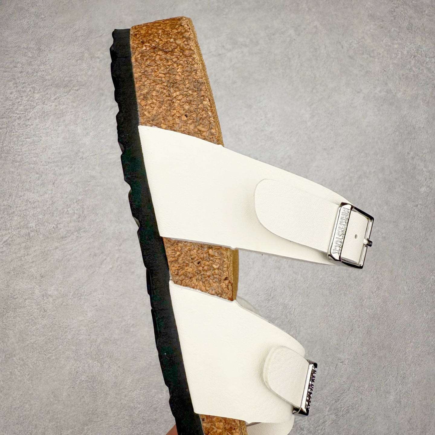 图片[6]-Birkenstock Ramses 系列 勃肯夹趾皮革绒面双扣时尚人字拖拖鞋 牛皮绒面革质地柔软 搭配可调节鞋扣提升穿着舒适度 人体工学设计分散脚部压力 保护脚踝 软木乳胶鞋床具有一定的收缩性 长时间穿着后能贴合脚型 EVA鞋底回弹性和抗张性力高 具有良好的防震、缓冲性 四季皆宜 柔软的鞋床采用额外的泡沫缓冲层 提供额外的舒适感和全天支撑 全网独家首发 源于德国的严谨工艺 牛巴戎面 中层松木 EVA 三层组合大底 优质牛皮面料五金扣 出口订单 尺码：35-44-选品中心