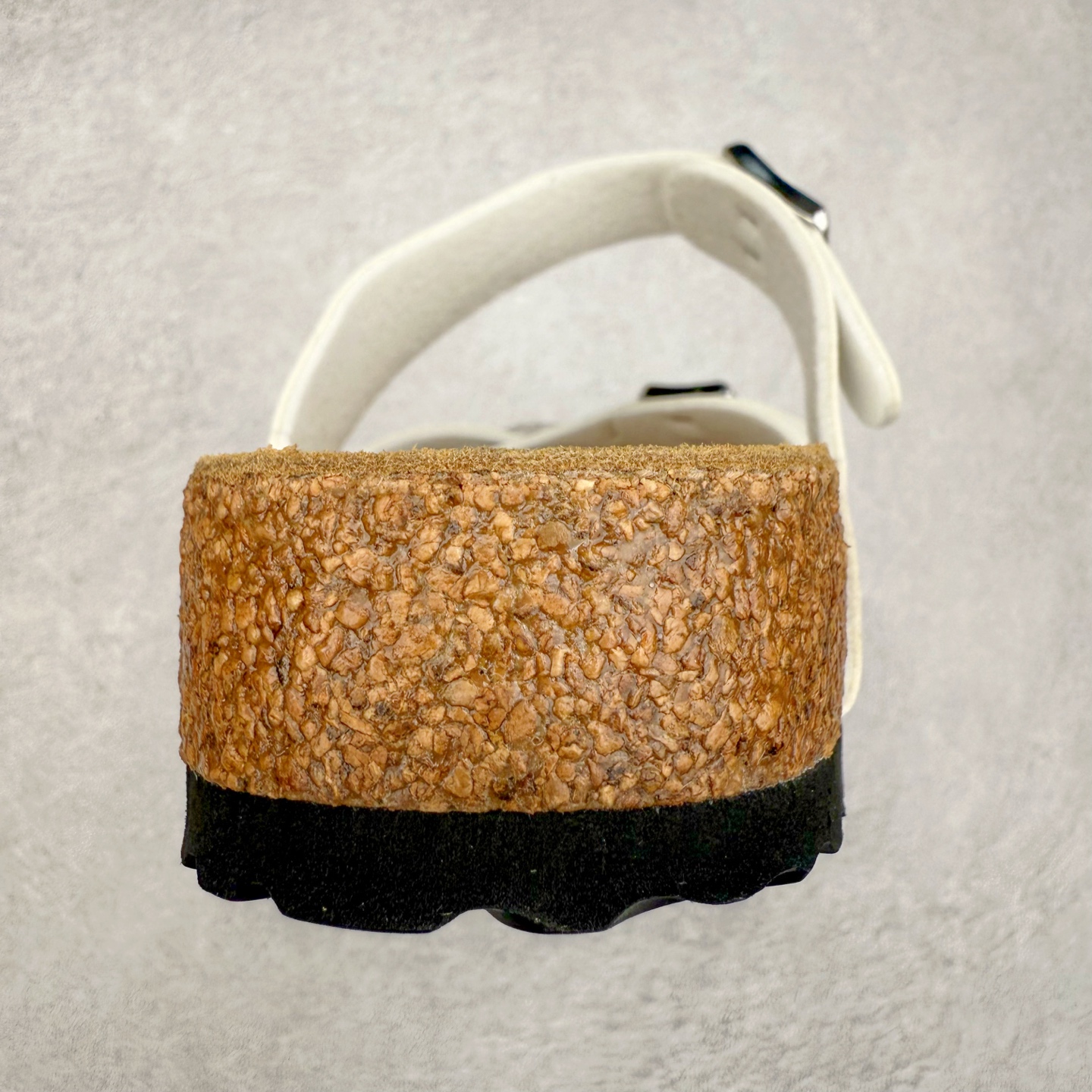 图片[8]-Birkenstock Ramses 系列 勃肯夹趾皮革绒面双扣时尚人字拖拖鞋 牛皮绒面革质地柔软 搭配可调节鞋扣提升穿着舒适度 人体工学设计分散脚部压力 保护脚踝 软木乳胶鞋床具有一定的收缩性 长时间穿着后能贴合脚型 EVA鞋底回弹性和抗张性力高 具有良好的防震、缓冲性 四季皆宜 柔软的鞋床采用额外的泡沫缓冲层 提供额外的舒适感和全天支撑 全网独家首发 源于德国的严谨工艺 牛巴戎面 中层松木 EVA 三层组合大底 优质牛皮面料五金扣 出口订单 尺码：35-44-选品中心