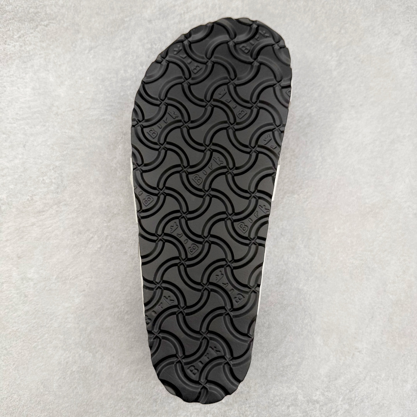 图片[9]-Birkenstock Ramses 系列 勃肯夹趾皮革绒面双扣时尚人字拖拖鞋 牛皮绒面革质地柔软 搭配可调节鞋扣提升穿着舒适度 人体工学设计分散脚部压力 保护脚踝 软木乳胶鞋床具有一定的收缩性 长时间穿着后能贴合脚型 EVA鞋底回弹性和抗张性力高 具有良好的防震、缓冲性 四季皆宜 柔软的鞋床采用额外的泡沫缓冲层 提供额外的舒适感和全天支撑 全网独家首发 源于德国的严谨工艺 牛巴戎面 中层松木 EVA 三层组合大底 优质牛皮面料五金扣 出口订单 尺码：35-44-选品中心