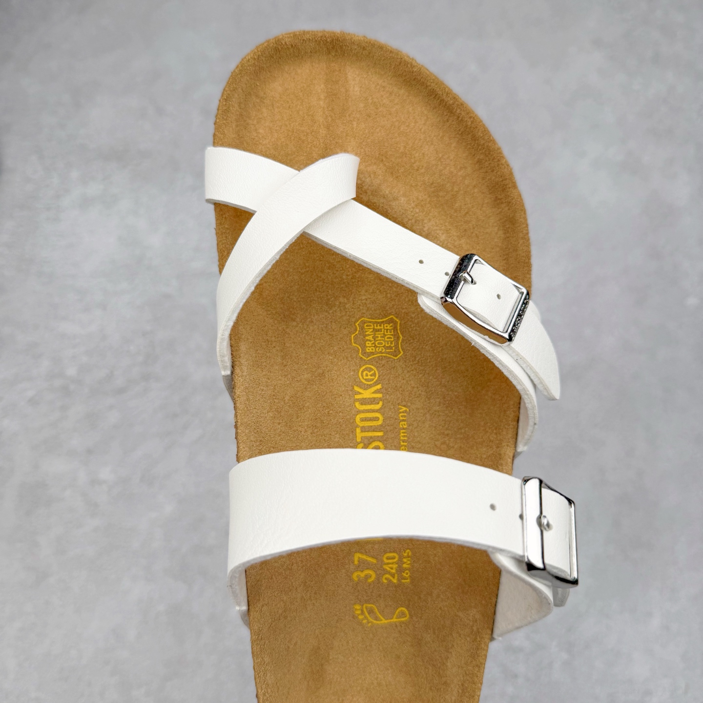 图片[4]-Birkenstock Ramses 系列 勃肯夹趾皮革绒面双扣时尚人字拖拖鞋 牛皮绒面革质地柔软 搭配可调节鞋扣提升穿着舒适度 人体工学设计分散脚部压力 保护脚踝 软木乳胶鞋床具有一定的收缩性 长时间穿着后能贴合脚型 EVA鞋底回弹性和抗张性力高 具有良好的防震、缓冲性 四季皆宜 柔软的鞋床采用额外的泡沫缓冲层 提供额外的舒适感和全天支撑 全网独家首发 源于德国的严谨工艺 牛巴戎面 中层松木 EVA 三层组合大底 优质牛皮面料五金扣 出口订单 尺码：35-44-选品中心
