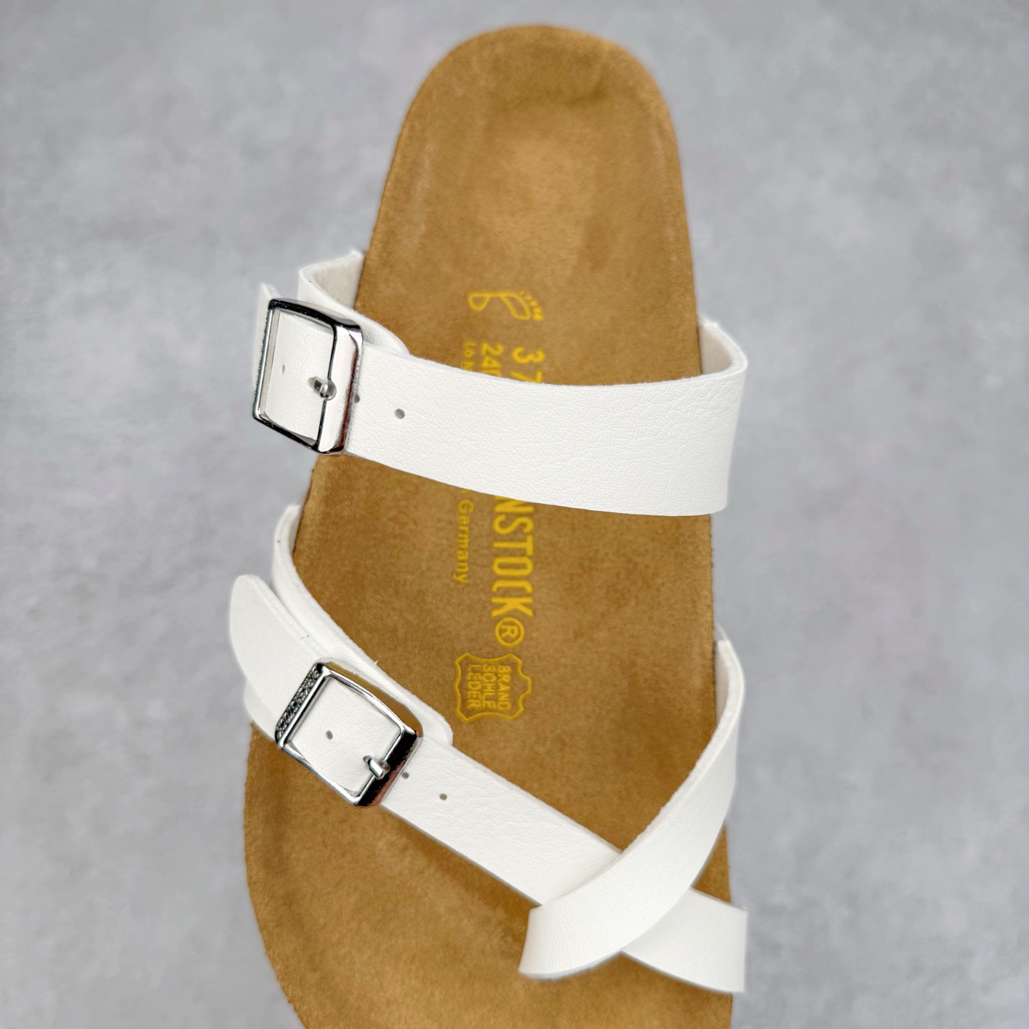 图片[5]-Birkenstock Ramses 系列 勃肯夹趾皮革绒面双扣时尚人字拖拖鞋 牛皮绒面革质地柔软 搭配可调节鞋扣提升穿着舒适度 人体工学设计分散脚部压力 保护脚踝 软木乳胶鞋床具有一定的收缩性 长时间穿着后能贴合脚型 EVA鞋底回弹性和抗张性力高 具有良好的防震、缓冲性 四季皆宜 柔软的鞋床采用额外的泡沫缓冲层 提供额外的舒适感和全天支撑 全网独家首发 源于德国的严谨工艺 牛巴戎面 中层松木 EVA 三层组合大底 优质牛皮面料五金扣 出口订单 尺码：35-44-选品中心