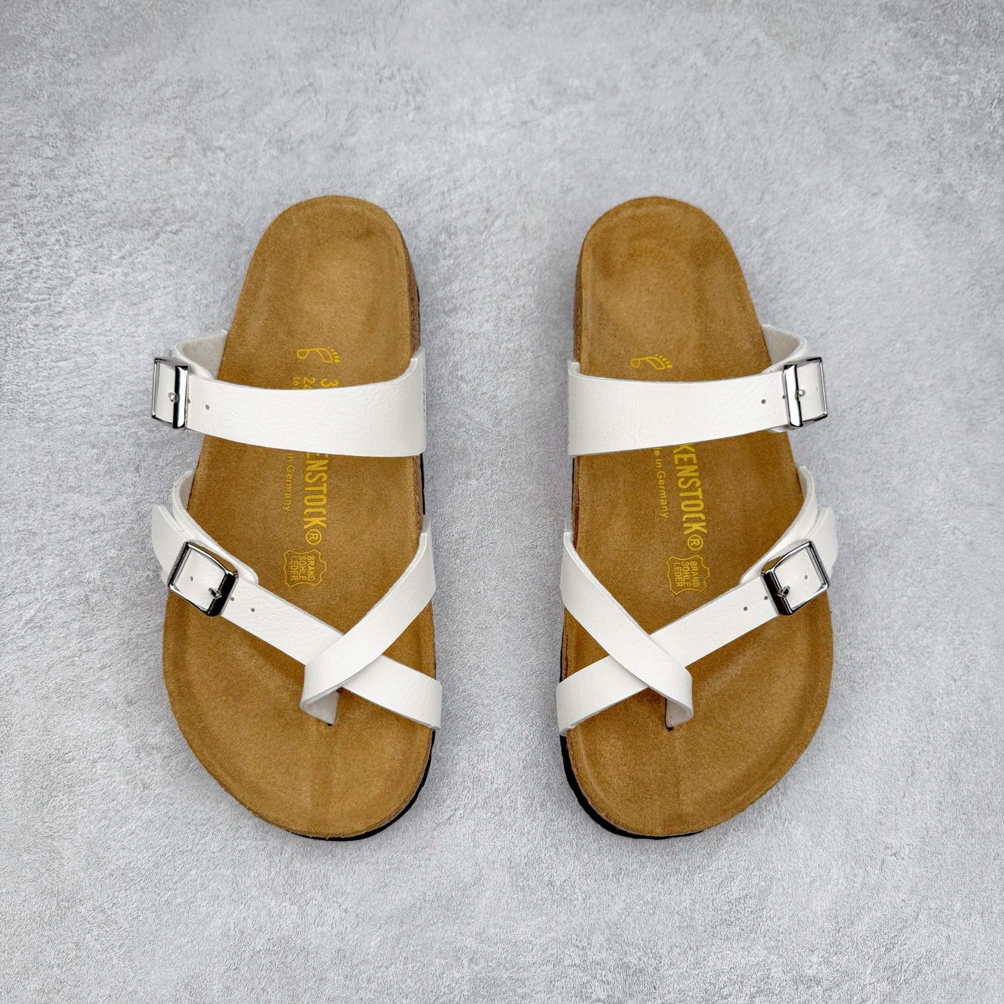 图片[2]-Birkenstock Ramses 系列 勃肯夹趾皮革绒面双扣时尚人字拖拖鞋 牛皮绒面革质地柔软 搭配可调节鞋扣提升穿着舒适度 人体工学设计分散脚部压力 保护脚踝 软木乳胶鞋床具有一定的收缩性 长时间穿着后能贴合脚型 EVA鞋底回弹性和抗张性力高 具有良好的防震、缓冲性 四季皆宜 柔软的鞋床采用额外的泡沫缓冲层 提供额外的舒适感和全天支撑 全网独家首发 源于德国的严谨工艺 牛巴戎面 中层松木 EVA 三层组合大底 优质牛皮面料五金扣 出口订单 尺码：35-44-选品中心