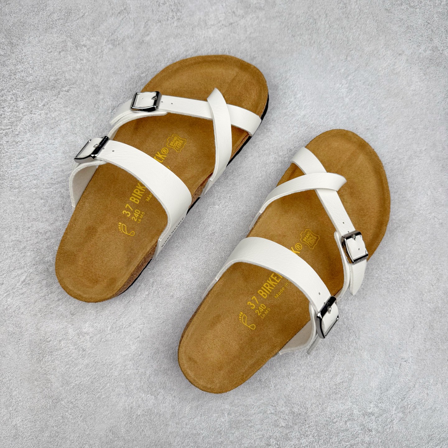 图片[3]-Birkenstock Ramses 系列 勃肯夹趾皮革绒面双扣时尚人字拖拖鞋 牛皮绒面革质地柔软 搭配可调节鞋扣提升穿着舒适度 人体工学设计分散脚部压力 保护脚踝 软木乳胶鞋床具有一定的收缩性 长时间穿着后能贴合脚型 EVA鞋底回弹性和抗张性力高 具有良好的防震、缓冲性 四季皆宜 柔软的鞋床采用额外的泡沫缓冲层 提供额外的舒适感和全天支撑 全网独家首发 源于德国的严谨工艺 牛巴戎面 中层松木 EVA 三层组合大底 优质牛皮面料五金扣 出口订单 尺码：35-44-选品中心