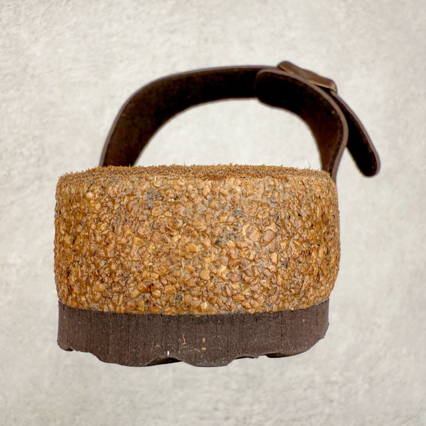 图片[8]-Birkenstock Ramses 系列 勃肯夹趾皮革绒面双扣时尚人字拖拖鞋 牛皮绒面革质地柔软 搭配可调节鞋扣提升穿着舒适度 人体工学设计分散脚部压力 保护脚踝 软木乳胶鞋床具有一定的收缩性 长时间穿着后能贴合脚型 EVA鞋底回弹性和抗张性力高 具有良好的防震、缓冲性 四季皆宜 柔软的鞋床采用额外的泡沫缓冲层 提供额外的舒适感和全天支撑 全网独家首发 源于德国的严谨工艺 牛巴戎面 中层松木 EVA 三层组合大底 优质牛皮面料五金扣 出口订单 尺码：35-44-选品中心