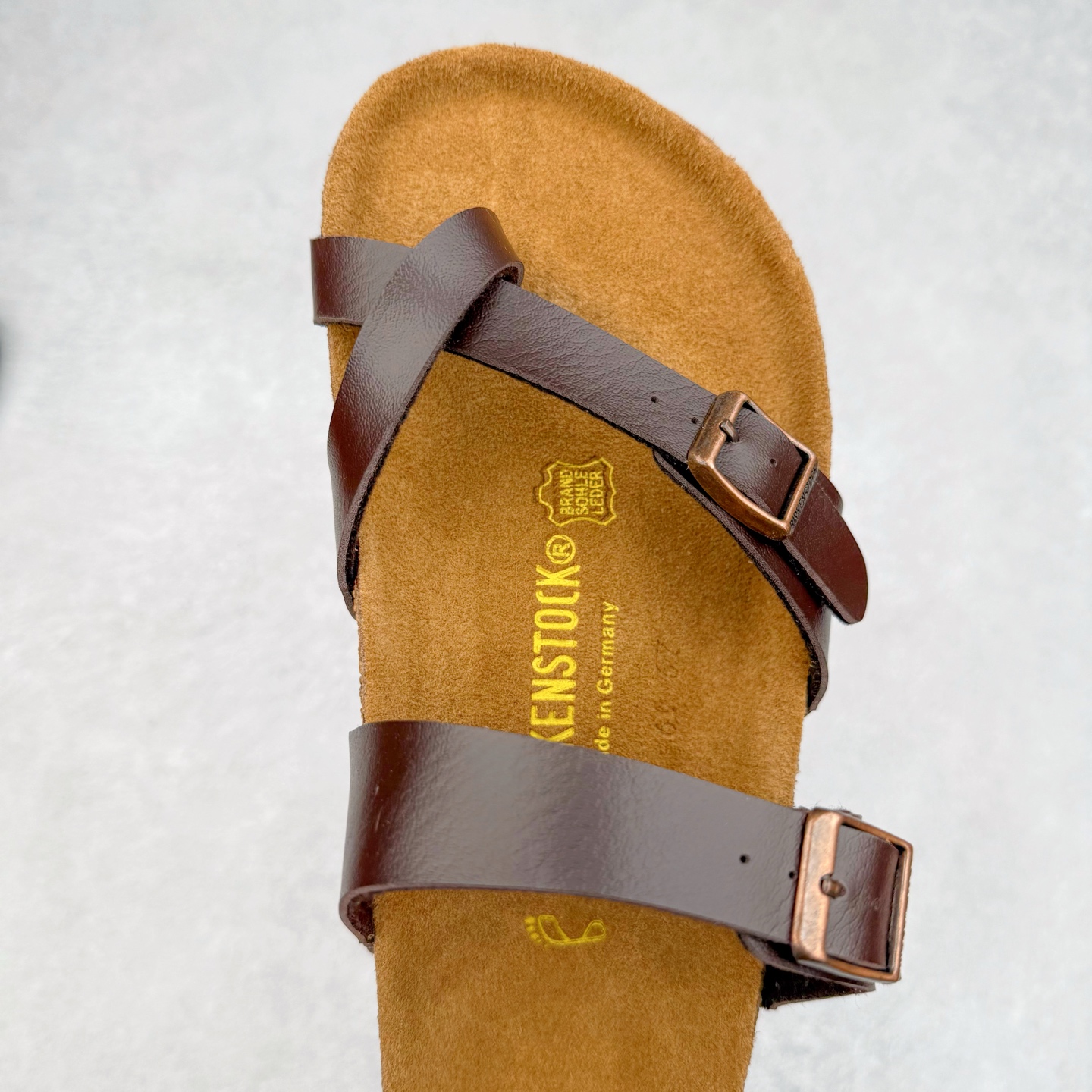 图片[4]-Birkenstock Ramses 系列 勃肯夹趾皮革绒面双扣时尚人字拖拖鞋 牛皮绒面革质地柔软 搭配可调节鞋扣提升穿着舒适度 人体工学设计分散脚部压力 保护脚踝 软木乳胶鞋床具有一定的收缩性 长时间穿着后能贴合脚型 EVA鞋底回弹性和抗张性力高 具有良好的防震、缓冲性 四季皆宜 柔软的鞋床采用额外的泡沫缓冲层 提供额外的舒适感和全天支撑 全网独家首发 源于德国的严谨工艺 牛巴戎面 中层松木 EVA 三层组合大底 优质牛皮面料五金扣 出口订单 尺码：35-44-选品中心
