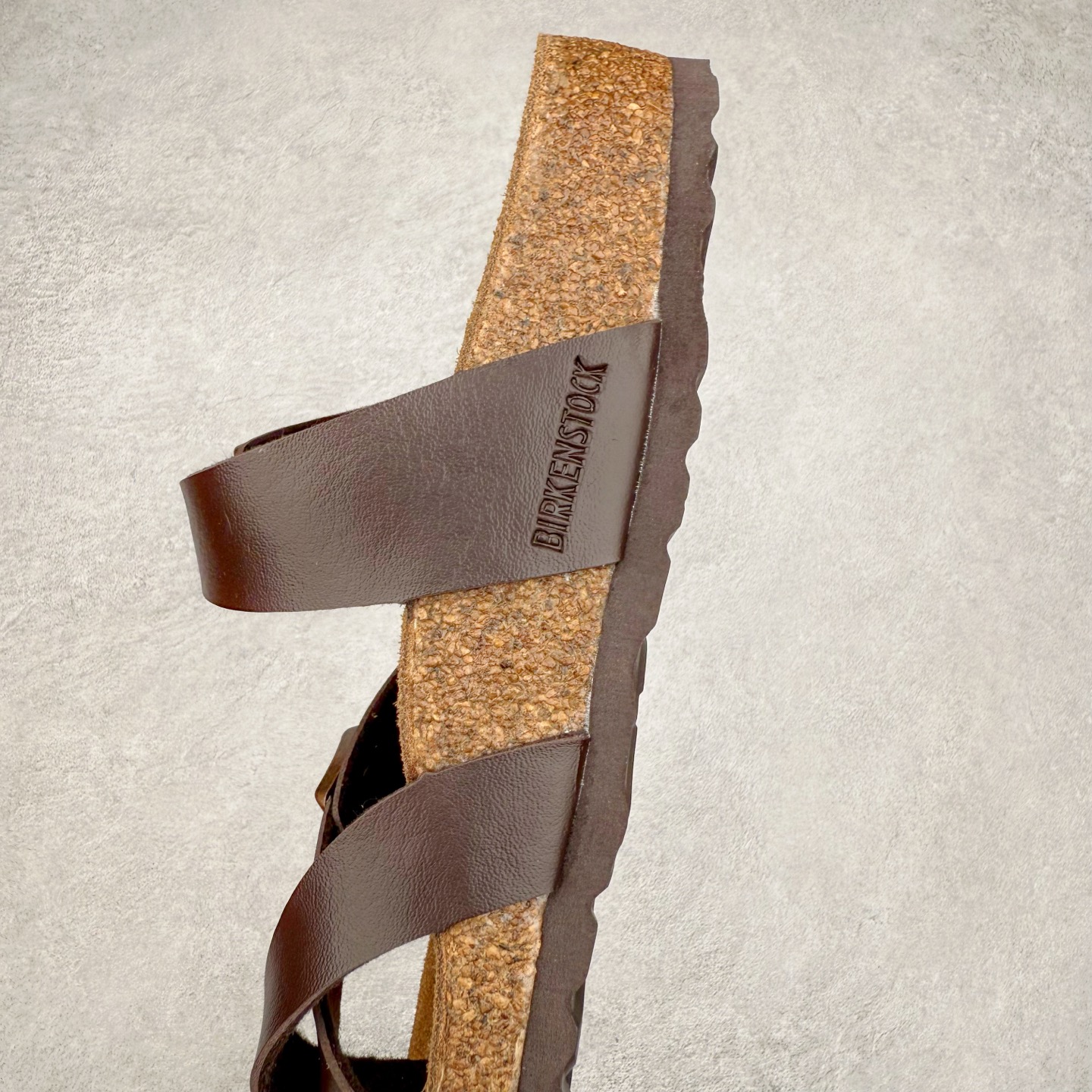 图片[7]-Birkenstock Ramses 系列 勃肯夹趾皮革绒面双扣时尚人字拖拖鞋 牛皮绒面革质地柔软 搭配可调节鞋扣提升穿着舒适度 人体工学设计分散脚部压力 保护脚踝 软木乳胶鞋床具有一定的收缩性 长时间穿着后能贴合脚型 EVA鞋底回弹性和抗张性力高 具有良好的防震、缓冲性 四季皆宜 柔软的鞋床采用额外的泡沫缓冲层 提供额外的舒适感和全天支撑 全网独家首发 源于德国的严谨工艺 牛巴戎面 中层松木 EVA 三层组合大底 优质牛皮面料五金扣 出口订单 尺码：35-44-选品中心