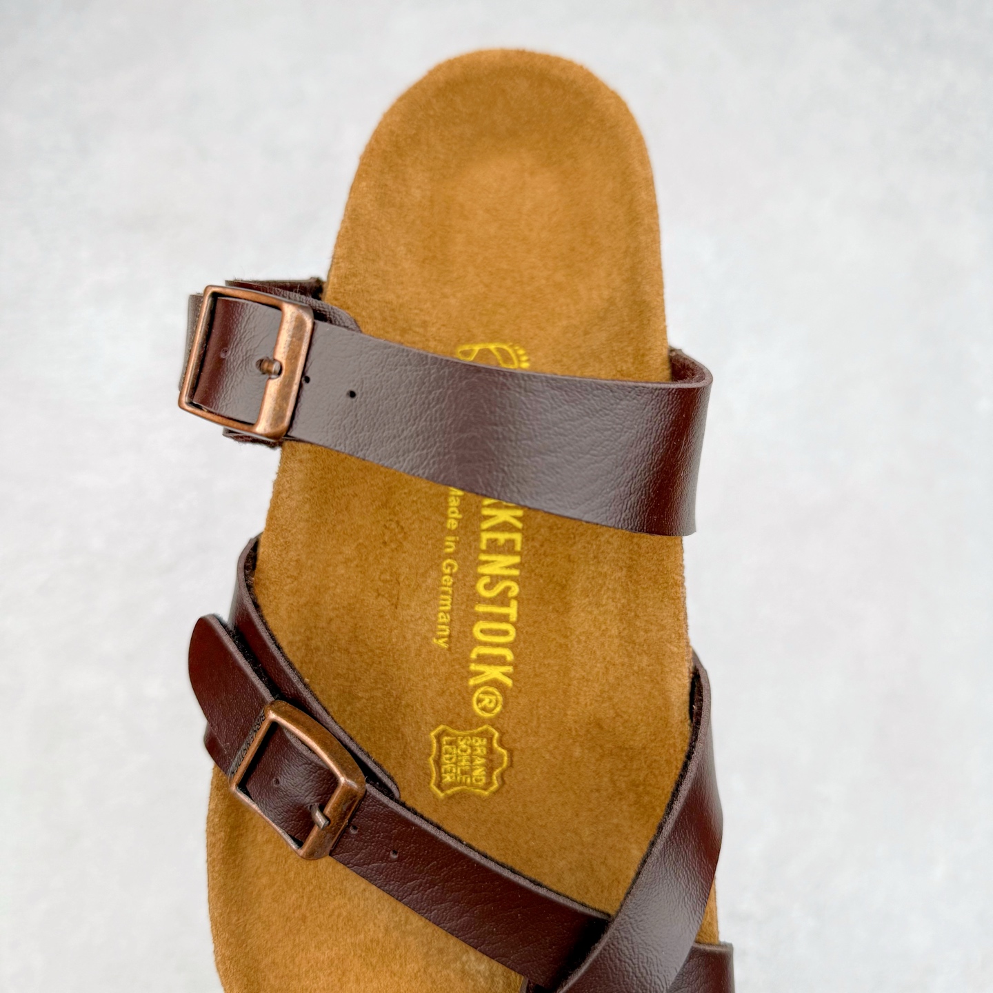 图片[5]-Birkenstock Ramses 系列 勃肯夹趾皮革绒面双扣时尚人字拖拖鞋 牛皮绒面革质地柔软 搭配可调节鞋扣提升穿着舒适度 人体工学设计分散脚部压力 保护脚踝 软木乳胶鞋床具有一定的收缩性 长时间穿着后能贴合脚型 EVA鞋底回弹性和抗张性力高 具有良好的防震、缓冲性 四季皆宜 柔软的鞋床采用额外的泡沫缓冲层 提供额外的舒适感和全天支撑 全网独家首发 源于德国的严谨工艺 牛巴戎面 中层松木 EVA 三层组合大底 优质牛皮面料五金扣 出口订单 尺码：35-44-选品中心