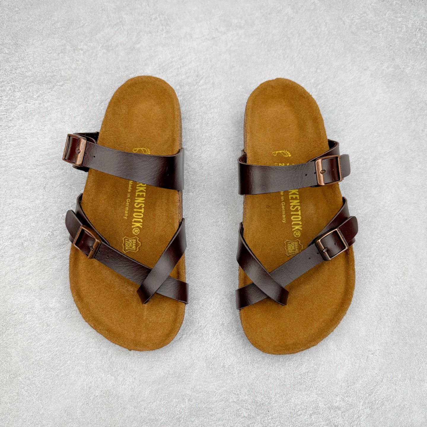 图片[2]-Birkenstock Ramses 系列 勃肯夹趾皮革绒面双扣时尚人字拖拖鞋 牛皮绒面革质地柔软 搭配可调节鞋扣提升穿着舒适度 人体工学设计分散脚部压力 保护脚踝 软木乳胶鞋床具有一定的收缩性 长时间穿着后能贴合脚型 EVA鞋底回弹性和抗张性力高 具有良好的防震、缓冲性 四季皆宜 柔软的鞋床采用额外的泡沫缓冲层 提供额外的舒适感和全天支撑 全网独家首发 源于德国的严谨工艺 牛巴戎面 中层松木 EVA 三层组合大底 优质牛皮面料五金扣 出口订单 尺码：35-44-选品中心
