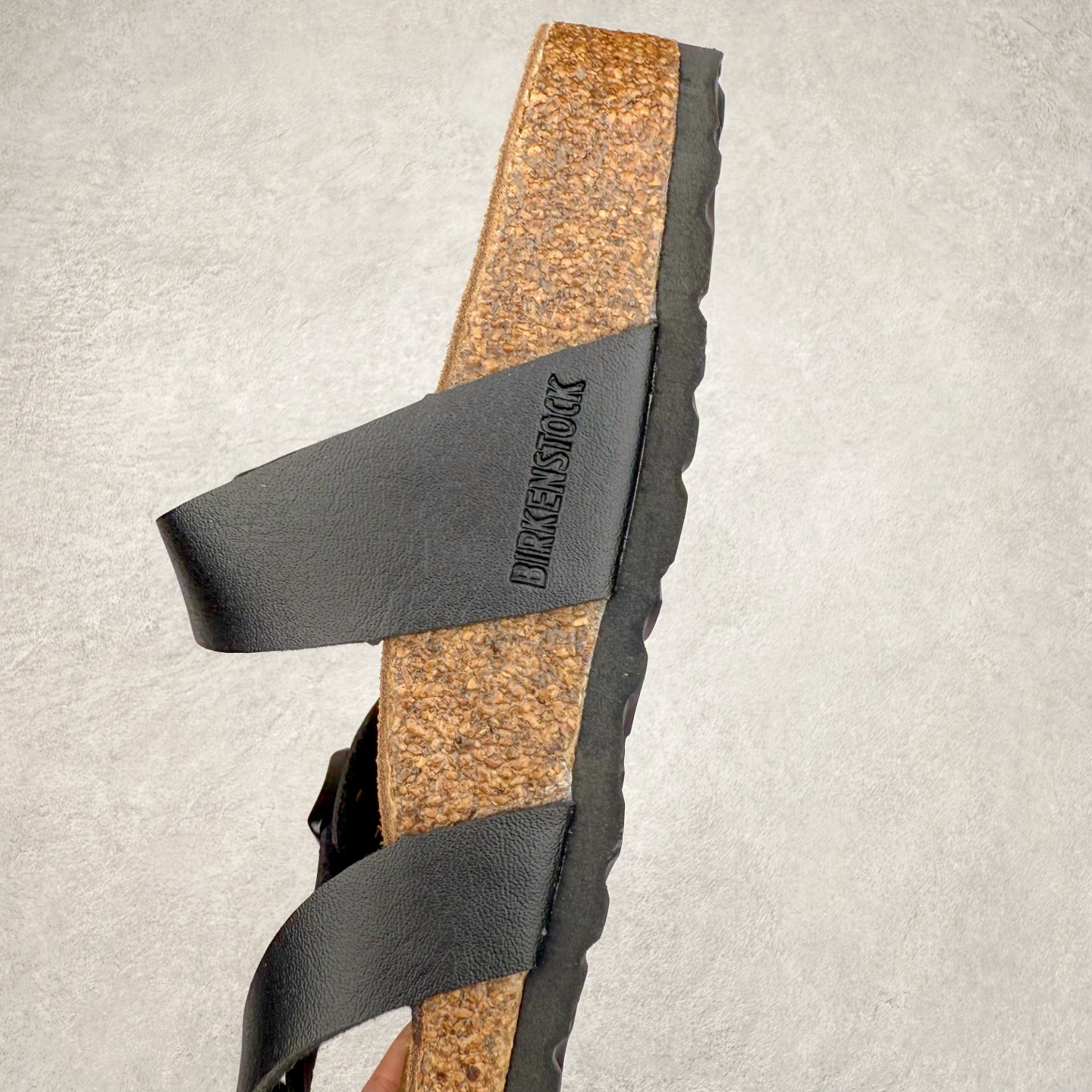 图片[7]-Birkenstock Ramses 系列 勃肯夹趾皮革绒面双扣时尚人字拖拖鞋 牛皮绒面革质地柔软 搭配可调节鞋扣提升穿着舒适度 人体工学设计分散脚部压力 保护脚踝 软木乳胶鞋床具有一定的收缩性 长时间穿着后能贴合脚型 EVA鞋底回弹性和抗张性力高 具有良好的防震、缓冲性 四季皆宜 柔软的鞋床采用额外的泡沫缓冲层 提供额外的舒适感和全天支撑 全网独家首发 源于德国的严谨工艺 牛巴戎面 中层松木 EVA 三层组合大底 优质牛皮面料五金扣 出口订单 尺码：35-44-选品中心