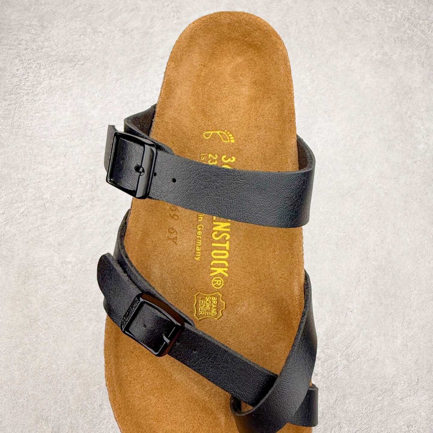 图片[5]-Birkenstock Ramses 系列 勃肯夹趾皮革绒面双扣时尚人字拖拖鞋 牛皮绒面革质地柔软 搭配可调节鞋扣提升穿着舒适度 人体工学设计分散脚部压力 保护脚踝 软木乳胶鞋床具有一定的收缩性 长时间穿着后能贴合脚型 EVA鞋底回弹性和抗张性力高 具有良好的防震、缓冲性 四季皆宜 柔软的鞋床采用额外的泡沫缓冲层 提供额外的舒适感和全天支撑 全网独家首发 源于德国的严谨工艺 牛巴戎面 中层松木 EVA 三层组合大底 优质牛皮面料五金扣 出口订单 尺码：35-44-选品中心