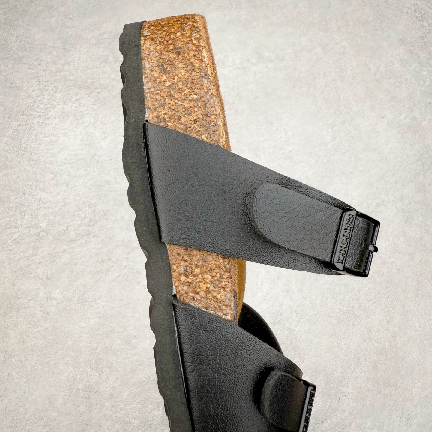 图片[6]-Birkenstock Ramses 系列 勃肯夹趾皮革绒面双扣时尚人字拖拖鞋 牛皮绒面革质地柔软 搭配可调节鞋扣提升穿着舒适度 人体工学设计分散脚部压力 保护脚踝 软木乳胶鞋床具有一定的收缩性 长时间穿着后能贴合脚型 EVA鞋底回弹性和抗张性力高 具有良好的防震、缓冲性 四季皆宜 柔软的鞋床采用额外的泡沫缓冲层 提供额外的舒适感和全天支撑 全网独家首发 源于德国的严谨工艺 牛巴戎面 中层松木 EVA 三层组合大底 优质牛皮面料五金扣 出口订单 尺码：35-44-选品中心