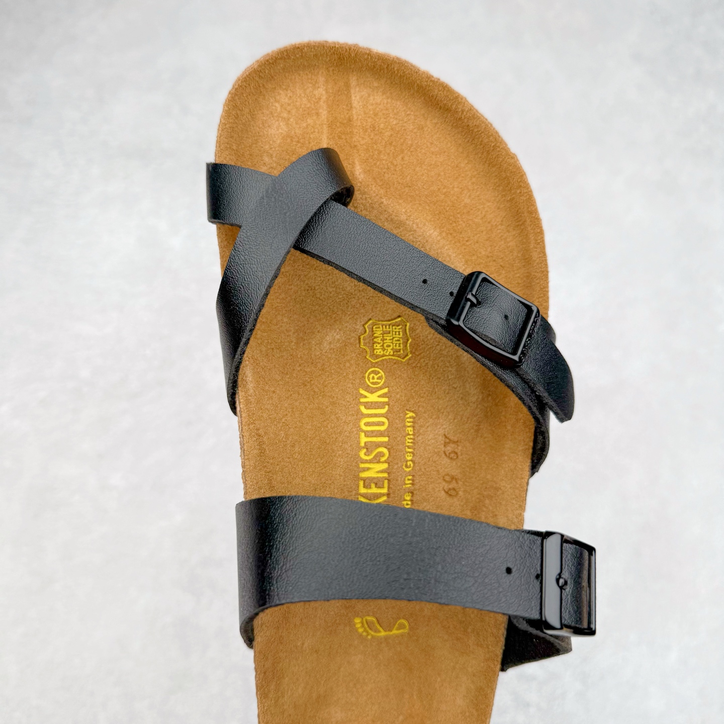 图片[4]-Birkenstock Ramses 系列 勃肯夹趾皮革绒面双扣时尚人字拖拖鞋 牛皮绒面革质地柔软 搭配可调节鞋扣提升穿着舒适度 人体工学设计分散脚部压力 保护脚踝 软木乳胶鞋床具有一定的收缩性 长时间穿着后能贴合脚型 EVA鞋底回弹性和抗张性力高 具有良好的防震、缓冲性 四季皆宜 柔软的鞋床采用额外的泡沫缓冲层 提供额外的舒适感和全天支撑 全网独家首发 源于德国的严谨工艺 牛巴戎面 中层松木 EVA 三层组合大底 优质牛皮面料五金扣 出口订单 尺码：35-44-选品中心