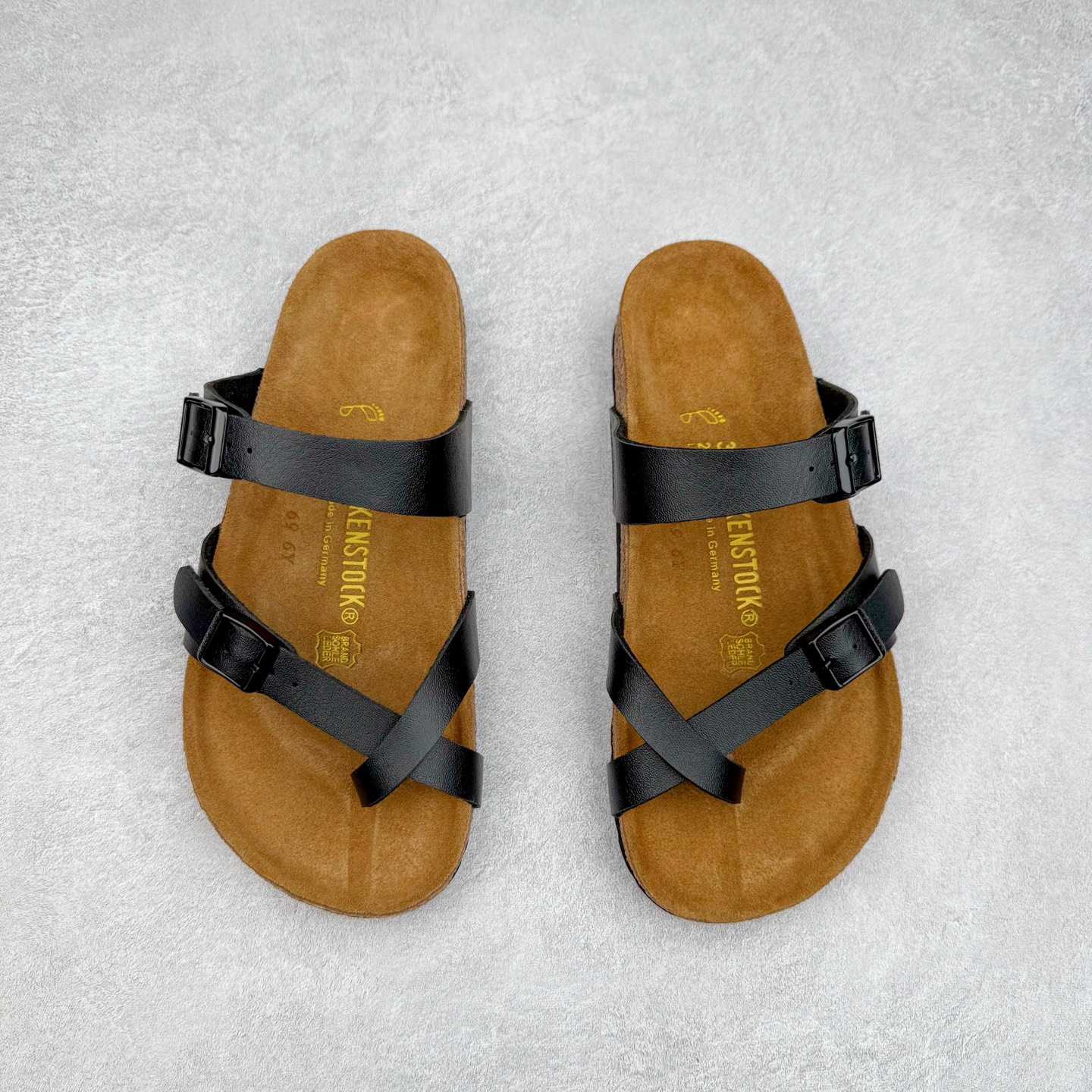 图片[2]-Birkenstock Ramses 系列 勃肯夹趾皮革绒面双扣时尚人字拖拖鞋 牛皮绒面革质地柔软 搭配可调节鞋扣提升穿着舒适度 人体工学设计分散脚部压力 保护脚踝 软木乳胶鞋床具有一定的收缩性 长时间穿着后能贴合脚型 EVA鞋底回弹性和抗张性力高 具有良好的防震、缓冲性 四季皆宜 柔软的鞋床采用额外的泡沫缓冲层 提供额外的舒适感和全天支撑 全网独家首发 源于德国的严谨工艺 牛巴戎面 中层松木 EVA 三层组合大底 优质牛皮面料五金扣 出口订单 尺码：35-44-选品中心