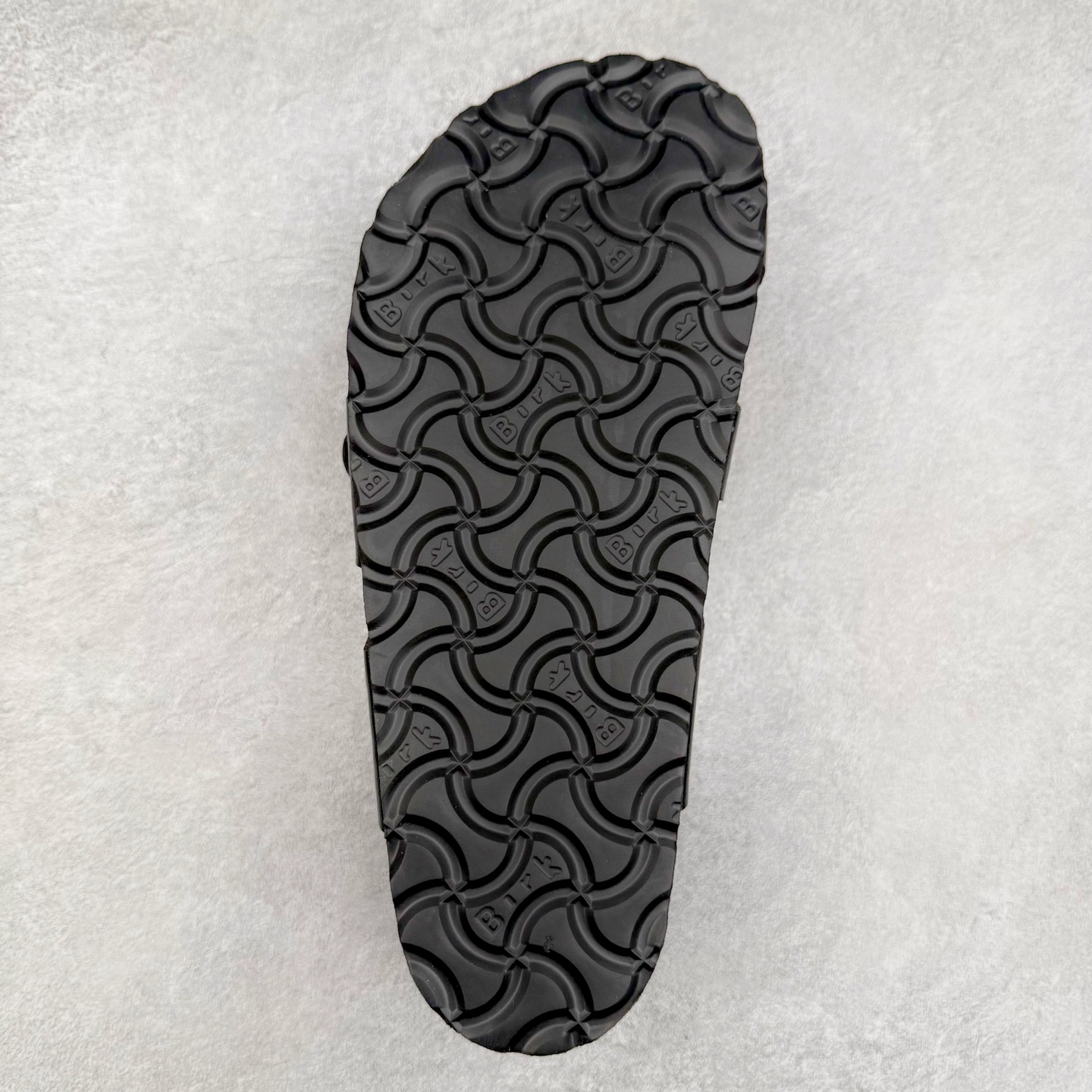 图片[9]-Birkenstock Ramses 系列 勃肯夹趾皮革绒面双扣时尚人字拖拖鞋 牛皮绒面革质地柔软 搭配可调节鞋扣提升穿着舒适度 人体工学设计分散脚部压力 保护脚踝 软木乳胶鞋床具有一定的收缩性 长时间穿着后能贴合脚型 EVA鞋底回弹性和抗张性力高 具有良好的防震、缓冲性 四季皆宜 柔软的鞋床采用额外的泡沫缓冲层 提供额外的舒适感和全天支撑 全网独家首发 源于德国的严谨工艺 牛巴戎面 中层松木 EVA 三层组合大底 优质牛皮面料五金扣 出口订单 尺码：35-44-选品中心