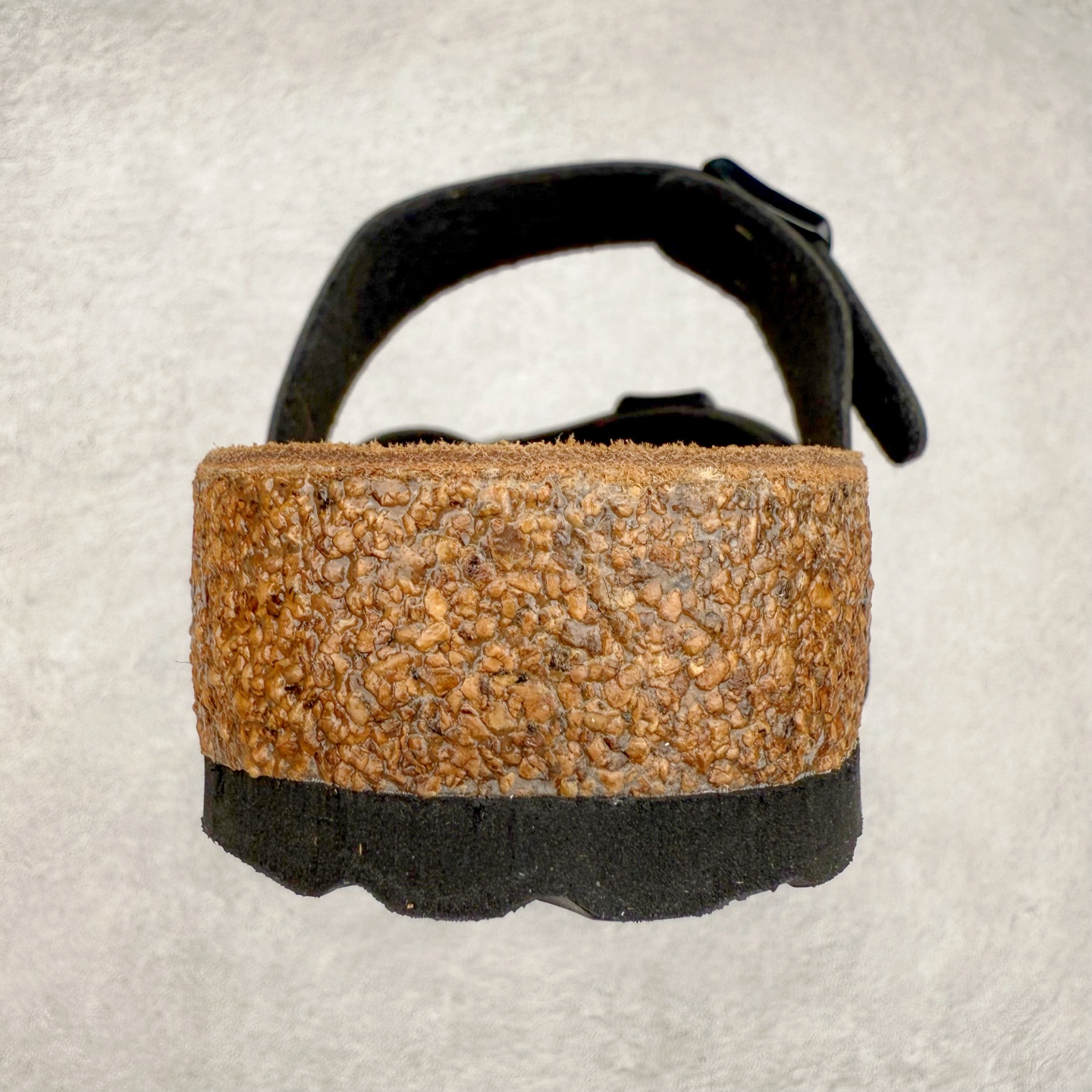 图片[8]-Birkenstock Ramses 系列 勃肯夹趾皮革绒面双扣时尚人字拖拖鞋 牛皮绒面革质地柔软 搭配可调节鞋扣提升穿着舒适度 人体工学设计分散脚部压力 保护脚踝 软木乳胶鞋床具有一定的收缩性 长时间穿着后能贴合脚型 EVA鞋底回弹性和抗张性力高 具有良好的防震、缓冲性 四季皆宜 柔软的鞋床采用额外的泡沫缓冲层 提供额外的舒适感和全天支撑 全网独家首发 源于德国的严谨工艺 牛巴戎面 中层松木 EVA 三层组合大底 优质牛皮面料五金扣 出口订单 尺码：35-44-选品中心