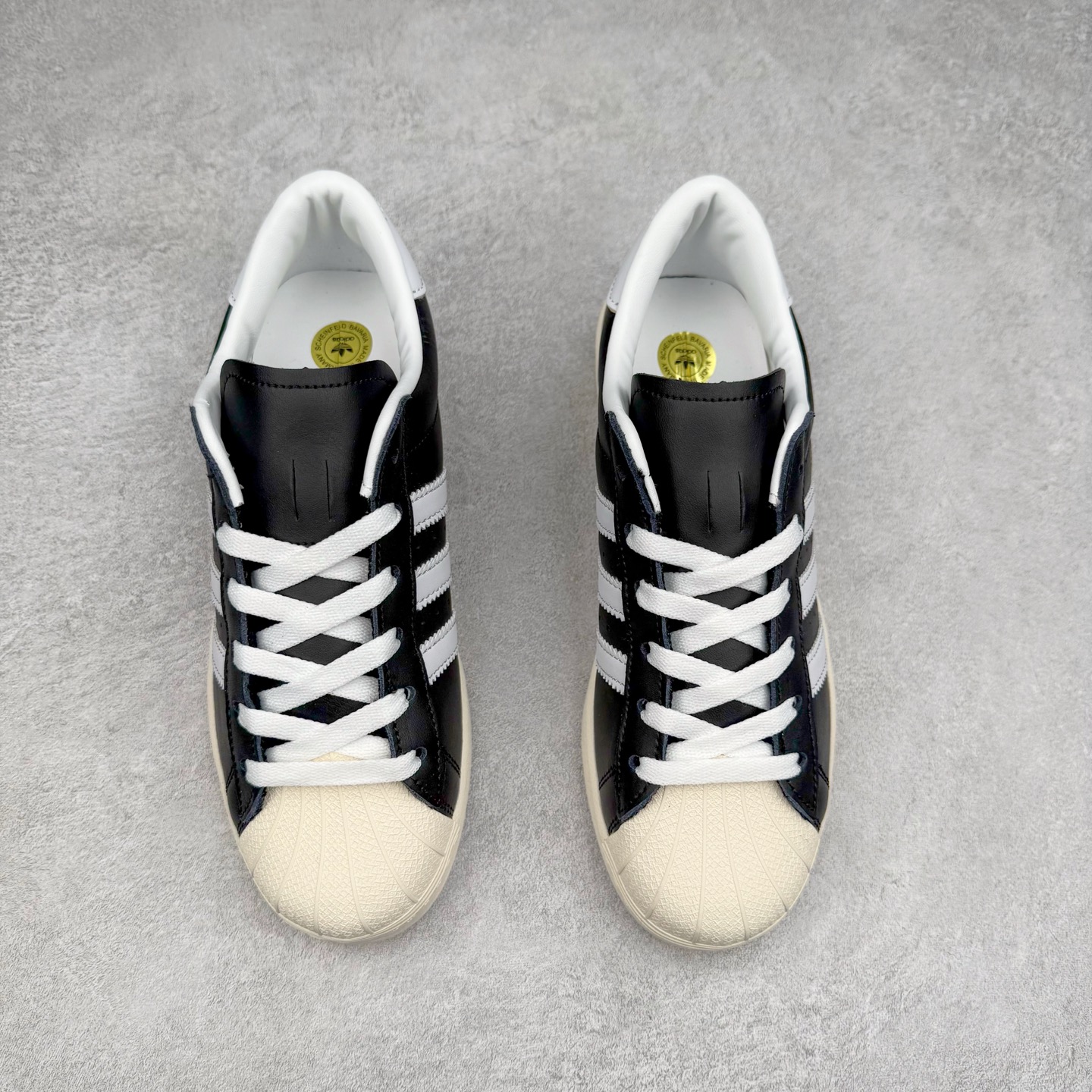 图片[2]-AD Originals Superstar 经典复古贝壳头板鞋 JI0319 诞生于1969年 是第一双将全皮面鞋 身与橡胶鞋头结合在一起的低帮篮球鞋 Superstar最开始 是作为高帮篮球鞋Pro Model的低帮版本而出现的 但因为其独特和醒目的橡胶鞋头造型而让大家熟知 被大家形象地称为\\\”shelltoe\\\”贝壳头 在70年代的美国职业篮球场上 接近3/4的NBA球员都将这双Superstar作为场上用鞋 80年代之后 经过不断的改良和发展 Superstar逐渐成为横跨时装、音乐、街头文化、休闲和运动等各大领域的时尚潮鞋 尺码：36 36.5 37 38 38.5 39 40 40.5 41 42 42.5 43 44 44.5 45-选品中心