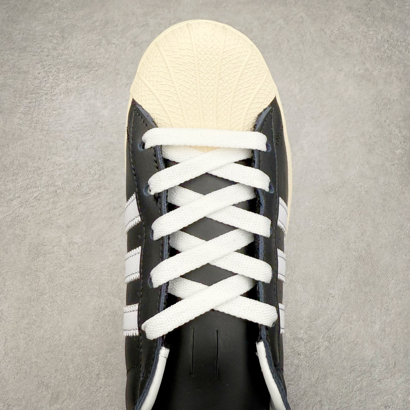 图片[4]-AD Originals Superstar 经典复古贝壳头板鞋 JI0319 诞生于1969年 是第一双将全皮面鞋 身与橡胶鞋头结合在一起的低帮篮球鞋 Superstar最开始 是作为高帮篮球鞋Pro Model的低帮版本而出现的 但因为其独特和醒目的橡胶鞋头造型而让大家熟知 被大家形象地称为\\\”shelltoe\\\”贝壳头 在70年代的美国职业篮球场上 接近3/4的NBA球员都将这双Superstar作为场上用鞋 80年代之后 经过不断的改良和发展 Superstar逐渐成为横跨时装、音乐、街头文化、休闲和运动等各大领域的时尚潮鞋 尺码：36 36.5 37 38 38.5 39 40 40.5 41 42 42.5 43 44 44.5 45-选品中心