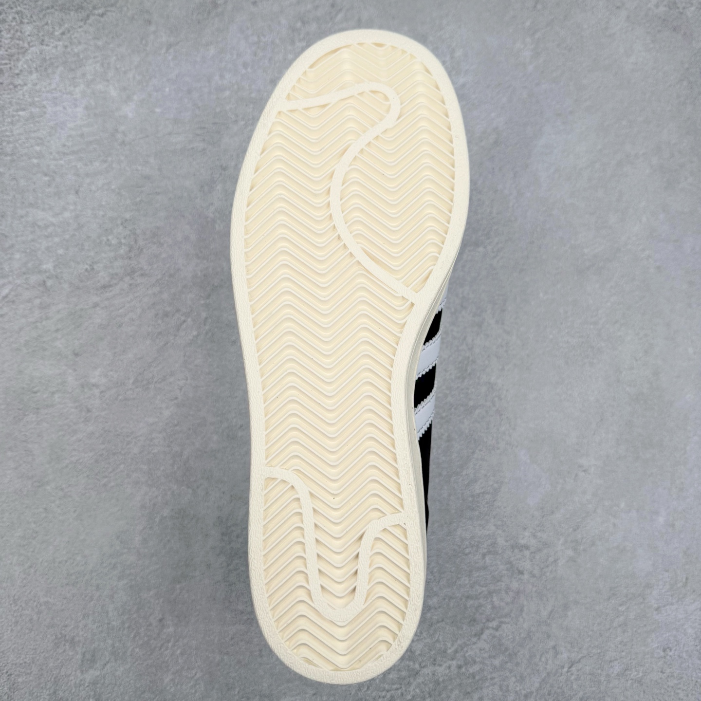 图片[9]-AD Originals Superstar 经典复古贝壳头板鞋 JI0319 诞生于1969年 是第一双将全皮面鞋 身与橡胶鞋头结合在一起的低帮篮球鞋 Superstar最开始 是作为高帮篮球鞋Pro Model的低帮版本而出现的 但因为其独特和醒目的橡胶鞋头造型而让大家熟知 被大家形象地称为\\\”shelltoe\\\”贝壳头 在70年代的美国职业篮球场上 接近3/4的NBA球员都将这双Superstar作为场上用鞋 80年代之后 经过不断的改良和发展 Superstar逐渐成为横跨时装、音乐、街头文化、休闲和运动等各大领域的时尚潮鞋 尺码：36 36.5 37 38 38.5 39 40 40.5 41 42 42.5 43 44 44.5 45-选品中心