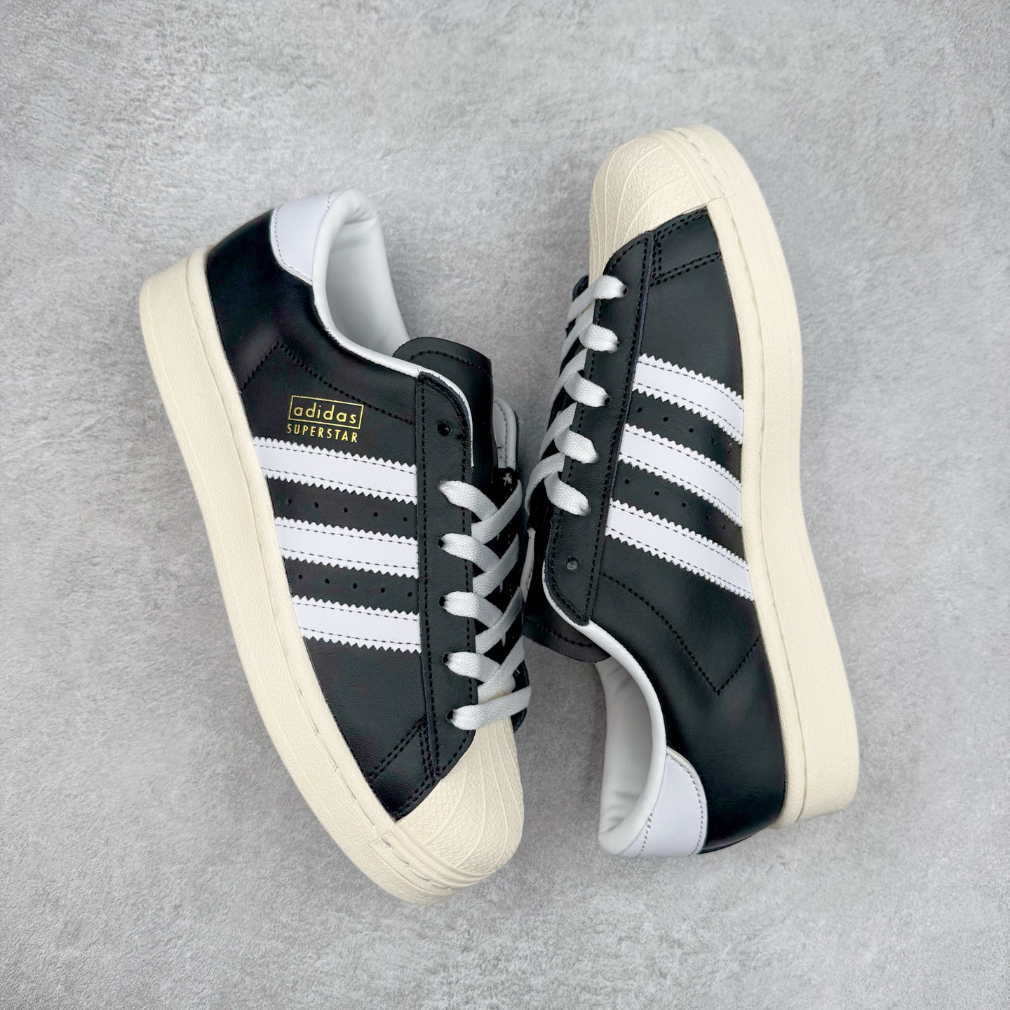 图片[3]-AD Originals Superstar 经典复古贝壳头板鞋 JI0319 诞生于1969年 是第一双将全皮面鞋 身与橡胶鞋头结合在一起的低帮篮球鞋 Superstar最开始 是作为高帮篮球鞋Pro Model的低帮版本而出现的 但因为其独特和醒目的橡胶鞋头造型而让大家熟知 被大家形象地称为\\\”shelltoe\\\”贝壳头 在70年代的美国职业篮球场上 接近3/4的NBA球员都将这双Superstar作为场上用鞋 80年代之后 经过不断的改良和发展 Superstar逐渐成为横跨时装、音乐、街头文化、休闲和运动等各大领域的时尚潮鞋 尺码：36 36.5 37 38 38.5 39 40 40.5 41 42 42.5 43 44 44.5 45-选品中心