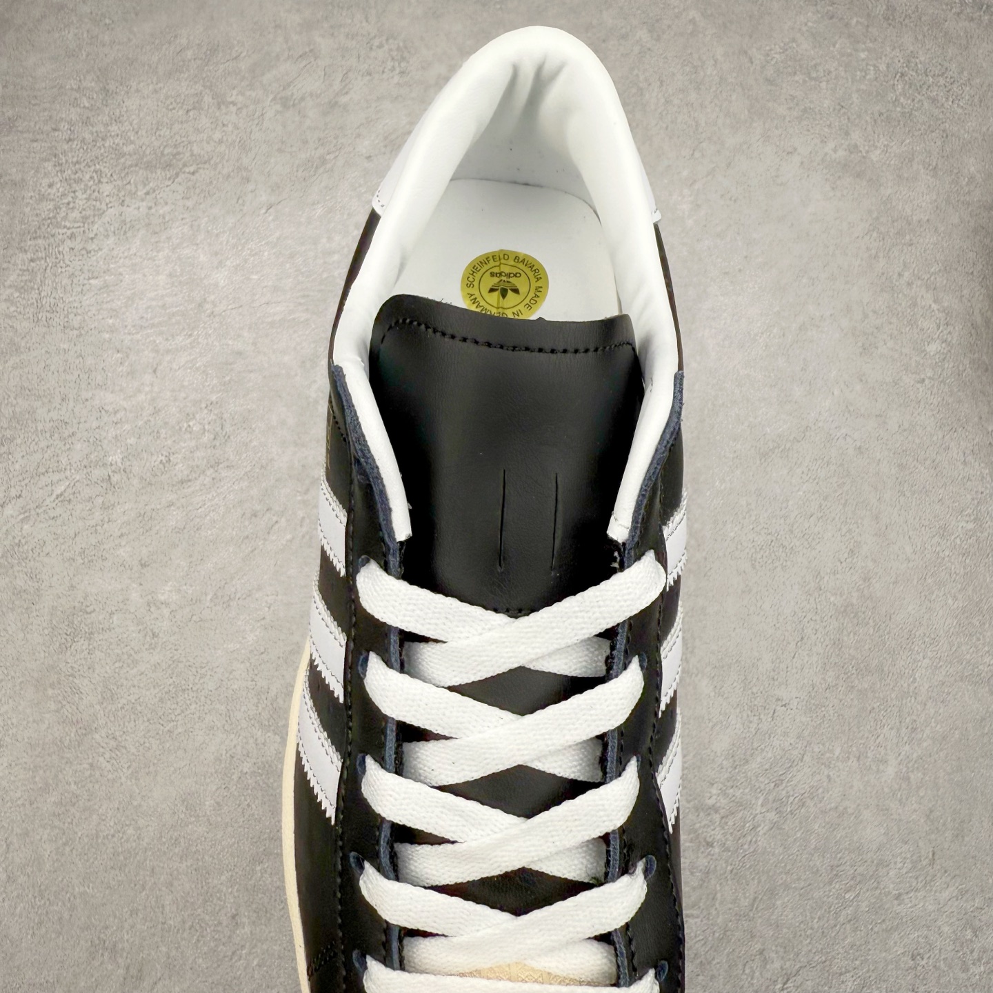 图片[5]-AD Originals Superstar 经典复古贝壳头板鞋 JI0319 诞生于1969年 是第一双将全皮面鞋 身与橡胶鞋头结合在一起的低帮篮球鞋 Superstar最开始 是作为高帮篮球鞋Pro Model的低帮版本而出现的 但因为其独特和醒目的橡胶鞋头造型而让大家熟知 被大家形象地称为\\\”shelltoe\\\”贝壳头 在70年代的美国职业篮球场上 接近3/4的NBA球员都将这双Superstar作为场上用鞋 80年代之后 经过不断的改良和发展 Superstar逐渐成为横跨时装、音乐、街头文化、休闲和运动等各大领域的时尚潮鞋 尺码：36 36.5 37 38 38.5 39 40 40.5 41 42 42.5 43 44 44.5 45-选品中心