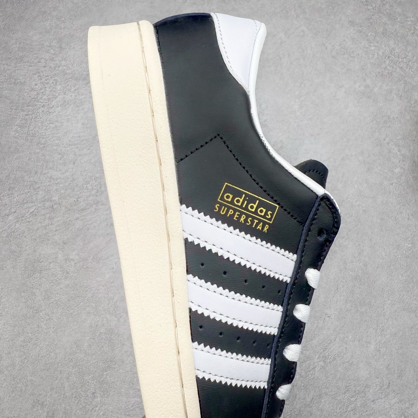 图片[6]-AD Originals Superstar 经典复古贝壳头板鞋 JI0319 诞生于1969年 是第一双将全皮面鞋 身与橡胶鞋头结合在一起的低帮篮球鞋 Superstar最开始 是作为高帮篮球鞋Pro Model的低帮版本而出现的 但因为其独特和醒目的橡胶鞋头造型而让大家熟知 被大家形象地称为\\\”shelltoe\\\”贝壳头 在70年代的美国职业篮球场上 接近3/4的NBA球员都将这双Superstar作为场上用鞋 80年代之后 经过不断的改良和发展 Superstar逐渐成为横跨时装、音乐、街头文化、休闲和运动等各大领域的时尚潮鞋 尺码：36 36.5 37 38 38.5 39 40 40.5 41 42 42.5 43 44 44.5 45-选品中心