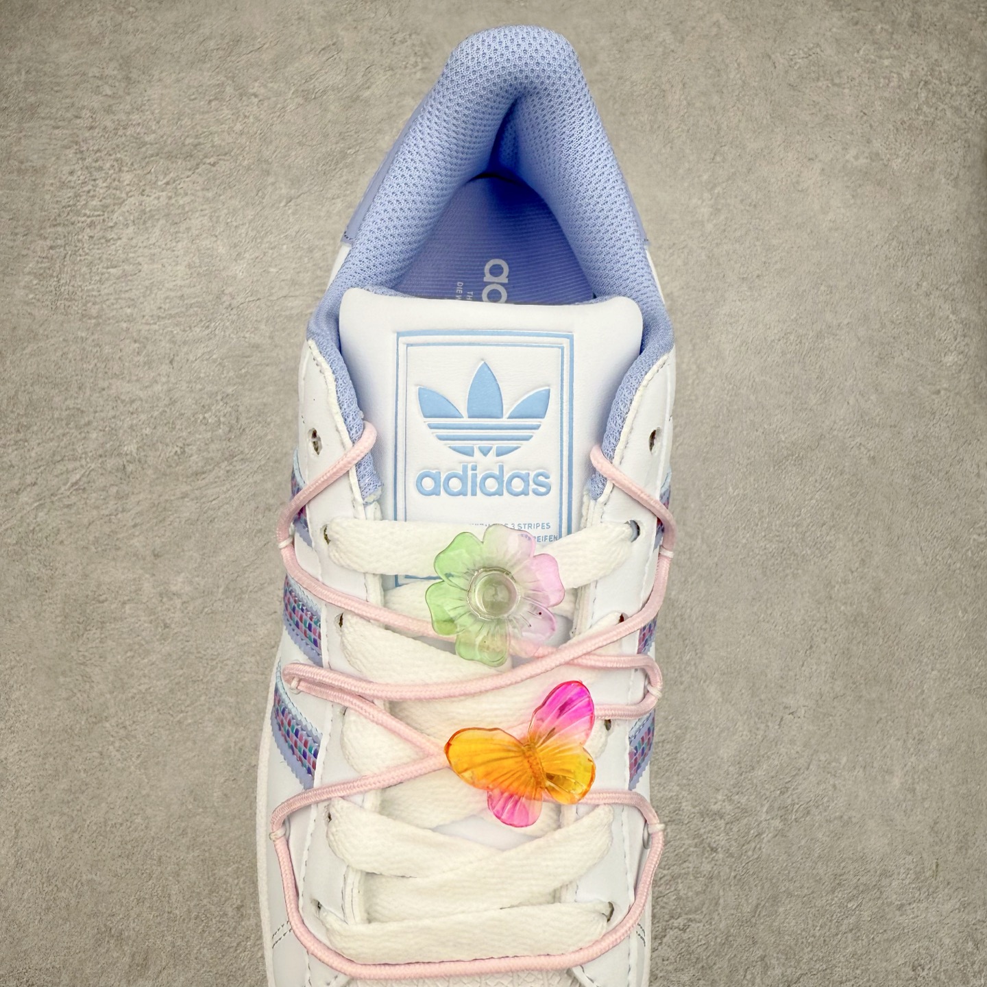 图片[5]-AD Originals Superstar 经典复古贝壳头板鞋 JR1332 诞生于1969年 是第一双将全皮面鞋 身与橡胶鞋头结合在一起的低帮篮球鞋 Superstar最开始 是作为高帮篮球鞋Pro Model的低帮版本而出现的 但因为其独特和醒目的橡胶鞋头造型而让大家熟知 被大家形象地称为\\\”shelltoe\\\”贝壳头 在70年代的美国职业篮球场上 接近3/4的NBA球员都将这双Superstar作为场上用鞋 80年代之后 经过不断的改良和发展 Superstar逐渐成为横跨时装、音乐、街头文化、休闲和运动等各大领域的时尚潮鞋 尺码：36 36.5 37 38 38.5 39 40 40.5 41 42 42.5 43 44 44.5 45-选品中心