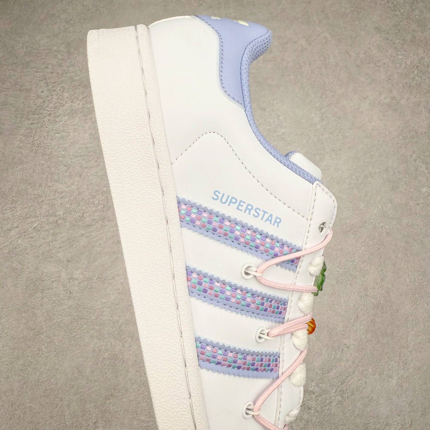 图片[6]-AD Originals Superstar 经典复古贝壳头板鞋 JR1332 诞生于1969年 是第一双将全皮面鞋 身与橡胶鞋头结合在一起的低帮篮球鞋 Superstar最开始 是作为高帮篮球鞋Pro Model的低帮版本而出现的 但因为其独特和醒目的橡胶鞋头造型而让大家熟知 被大家形象地称为\\\”shelltoe\\\”贝壳头 在70年代的美国职业篮球场上 接近3/4的NBA球员都将这双Superstar作为场上用鞋 80年代之后 经过不断的改良和发展 Superstar逐渐成为横跨时装、音乐、街头文化、休闲和运动等各大领域的时尚潮鞋 尺码：36 36.5 37 38 38.5 39 40 40.5 41 42 42.5 43 44 44.5 45-选品中心