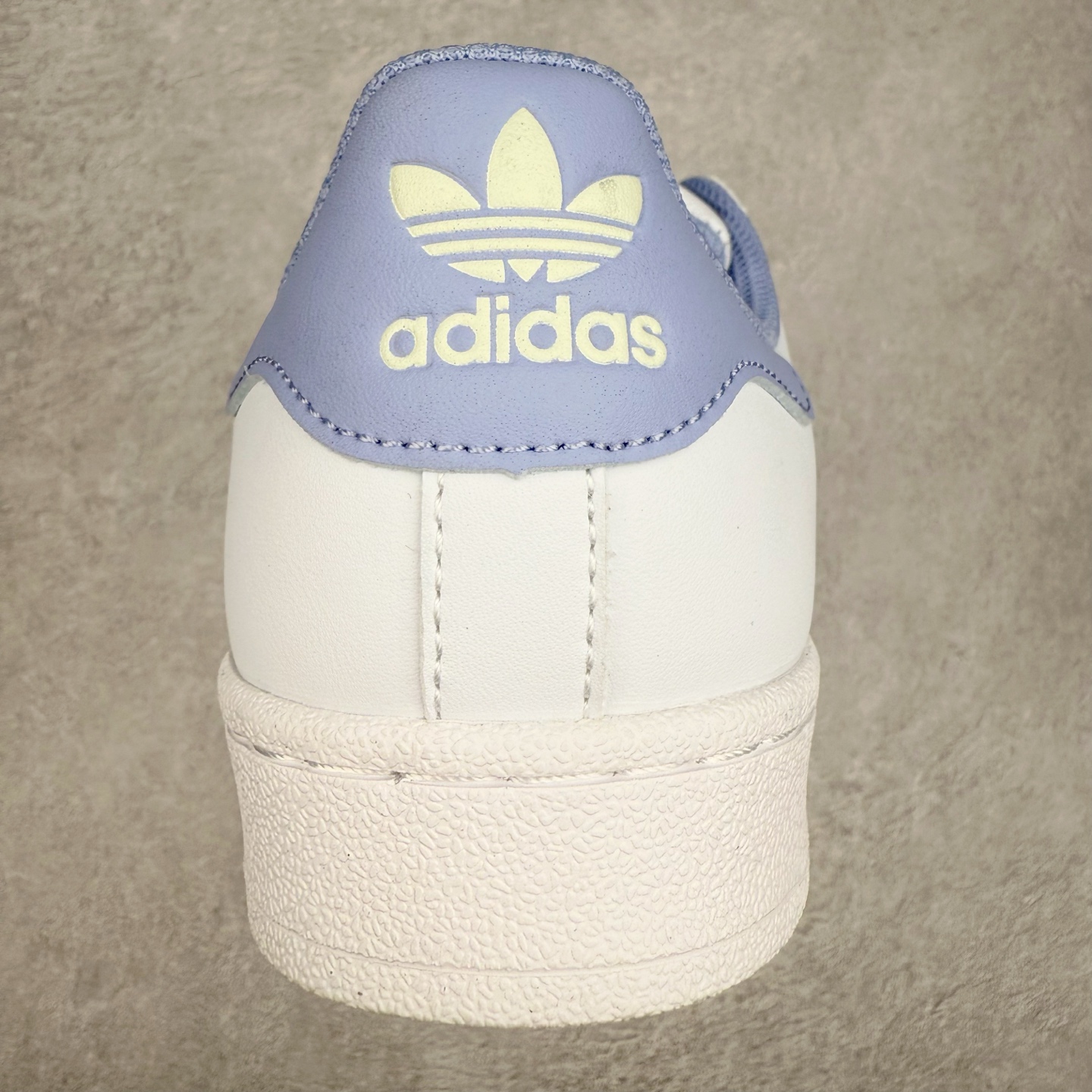 图片[8]-AD Originals Superstar 经典复古贝壳头板鞋 JR1332 诞生于1969年 是第一双将全皮面鞋 身与橡胶鞋头结合在一起的低帮篮球鞋 Superstar最开始 是作为高帮篮球鞋Pro Model的低帮版本而出现的 但因为其独特和醒目的橡胶鞋头造型而让大家熟知 被大家形象地称为\\\”shelltoe\\\”贝壳头 在70年代的美国职业篮球场上 接近3/4的NBA球员都将这双Superstar作为场上用鞋 80年代之后 经过不断的改良和发展 Superstar逐渐成为横跨时装、音乐、街头文化、休闲和运动等各大领域的时尚潮鞋 尺码：36 36.5 37 38 38.5 39 40 40.5 41 42 42.5 43 44 44.5 45-选品中心