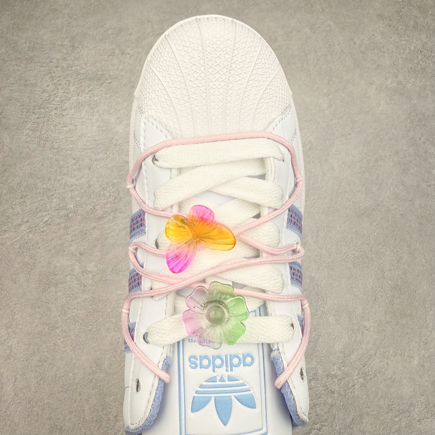 图片[4]-AD Originals Superstar 经典复古贝壳头板鞋 JR1332 诞生于1969年 是第一双将全皮面鞋 身与橡胶鞋头结合在一起的低帮篮球鞋 Superstar最开始 是作为高帮篮球鞋Pro Model的低帮版本而出现的 但因为其独特和醒目的橡胶鞋头造型而让大家熟知 被大家形象地称为\\\”shelltoe\\\”贝壳头 在70年代的美国职业篮球场上 接近3/4的NBA球员都将这双Superstar作为场上用鞋 80年代之后 经过不断的改良和发展 Superstar逐渐成为横跨时装、音乐、街头文化、休闲和运动等各大领域的时尚潮鞋 尺码：36 36.5 37 38 38.5 39 40 40.5 41 42 42.5 43 44 44.5 45-选品中心