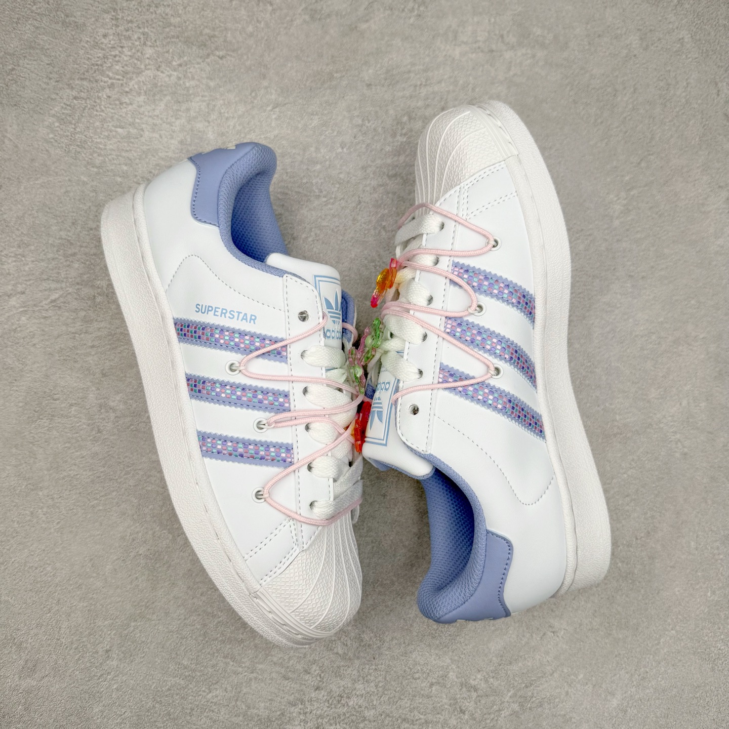 图片[3]-AD Originals Superstar 经典复古贝壳头板鞋 JR1332 诞生于1969年 是第一双将全皮面鞋 身与橡胶鞋头结合在一起的低帮篮球鞋 Superstar最开始 是作为高帮篮球鞋Pro Model的低帮版本而出现的 但因为其独特和醒目的橡胶鞋头造型而让大家熟知 被大家形象地称为\\\”shelltoe\\\”贝壳头 在70年代的美国职业篮球场上 接近3/4的NBA球员都将这双Superstar作为场上用鞋 80年代之后 经过不断的改良和发展 Superstar逐渐成为横跨时装、音乐、街头文化、休闲和运动等各大领域的时尚潮鞋 尺码：36 36.5 37 38 38.5 39 40 40.5 41 42 42.5 43 44 44.5 45-选品中心