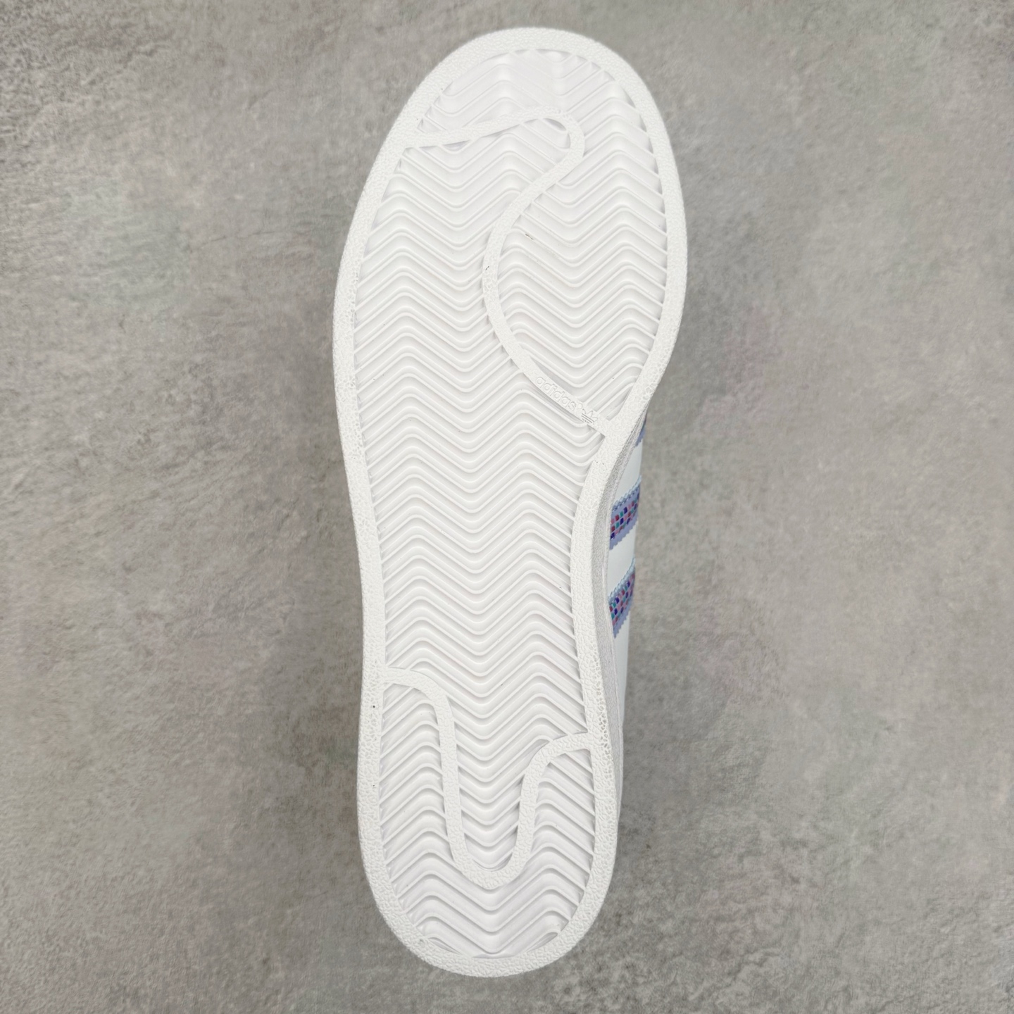 图片[9]-AD Originals Superstar 经典复古贝壳头板鞋 JR1332 诞生于1969年 是第一双将全皮面鞋 身与橡胶鞋头结合在一起的低帮篮球鞋 Superstar最开始 是作为高帮篮球鞋Pro Model的低帮版本而出现的 但因为其独特和醒目的橡胶鞋头造型而让大家熟知 被大家形象地称为\\\”shelltoe\\\”贝壳头 在70年代的美国职业篮球场上 接近3/4的NBA球员都将这双Superstar作为场上用鞋 80年代之后 经过不断的改良和发展 Superstar逐渐成为横跨时装、音乐、街头文化、休闲和运动等各大领域的时尚潮鞋 尺码：36 36.5 37 38 38.5 39 40 40.5 41 42 42.5 43 44 44.5 45-选品中心