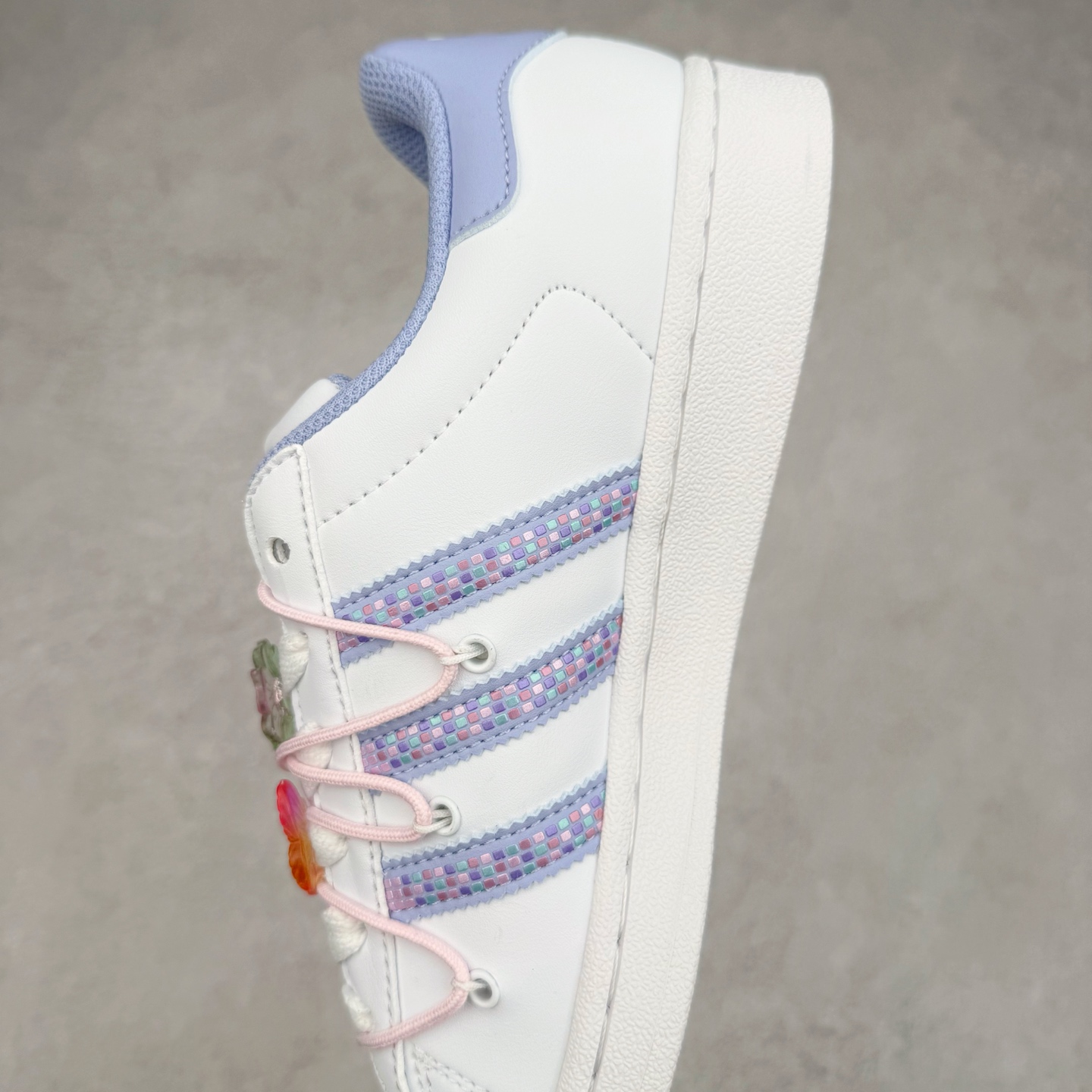 图片[7]-AD Originals Superstar 经典复古贝壳头板鞋 JR1332 诞生于1969年 是第一双将全皮面鞋 身与橡胶鞋头结合在一起的低帮篮球鞋 Superstar最开始 是作为高帮篮球鞋Pro Model的低帮版本而出现的 但因为其独特和醒目的橡胶鞋头造型而让大家熟知 被大家形象地称为\\\”shelltoe\\\”贝壳头 在70年代的美国职业篮球场上 接近3/4的NBA球员都将这双Superstar作为场上用鞋 80年代之后 经过不断的改良和发展 Superstar逐渐成为横跨时装、音乐、街头文化、休闲和运动等各大领域的时尚潮鞋 尺码：36 36.5 37 38 38.5 39 40 40.5 41 42 42.5 43 44 44.5 45-选品中心