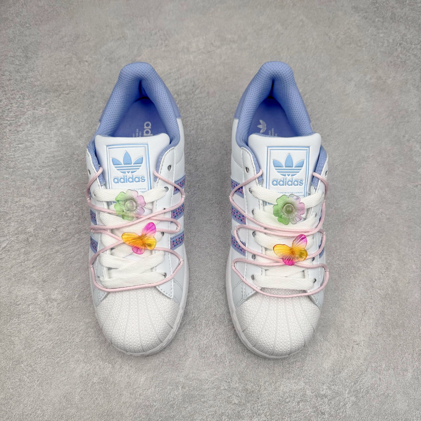 图片[2]-AD Originals Superstar 经典复古贝壳头板鞋 JR1332 诞生于1969年 是第一双将全皮面鞋 身与橡胶鞋头结合在一起的低帮篮球鞋 Superstar最开始 是作为高帮篮球鞋Pro Model的低帮版本而出现的 但因为其独特和醒目的橡胶鞋头造型而让大家熟知 被大家形象地称为\\\”shelltoe\\\”贝壳头 在70年代的美国职业篮球场上 接近3/4的NBA球员都将这双Superstar作为场上用鞋 80年代之后 经过不断的改良和发展 Superstar逐渐成为横跨时装、音乐、街头文化、休闲和运动等各大领域的时尚潮鞋 尺码：36 36.5 37 38 38.5 39 40 40.5 41 42 42.5 43 44 44.5 45-选品中心