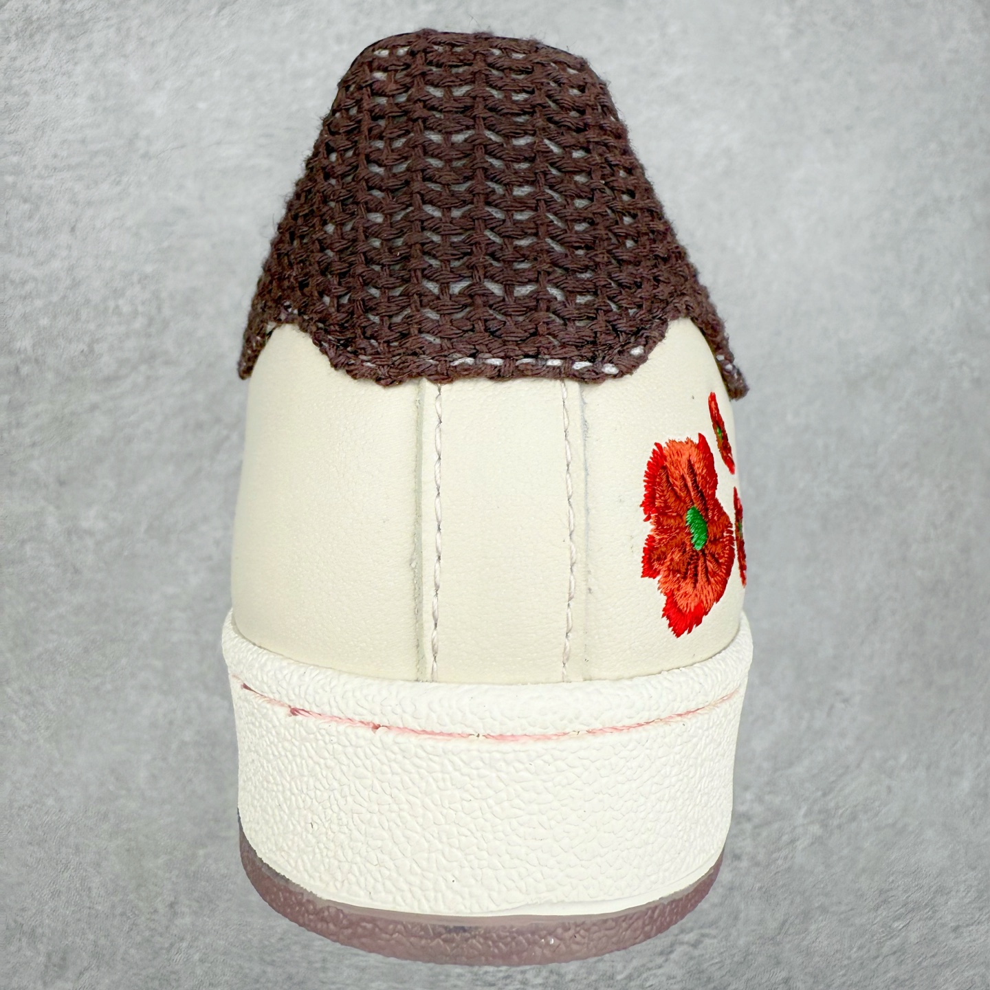 图片[8]-AD Originals Superstar 经典复古贝壳头板鞋 JH5579 诞生于1969年 是第一双将全皮面鞋 身与橡胶鞋头结合在一起的低帮篮球鞋 Superstar最开始 是作为高帮篮球鞋Pro Model的低帮版本而出现的 但因为其独特和醒目的橡胶鞋头造型而让大家熟知 被大家形象地称为\\\”shelltoe\\\”贝壳头 在70年代的美国职业篮球场上 接近3/4的NBA球员都将这双Superstar作为场上用鞋 80年代之后 经过不断的改良和发展 Superstar逐渐成为横跨时装、音乐、街头文化、休闲和运动等各大领域的时尚潮鞋 尺码：36 36.5 37 38 38.5 39 40 40.5 41 42 42.5 43 44 44.5 45-选品中心