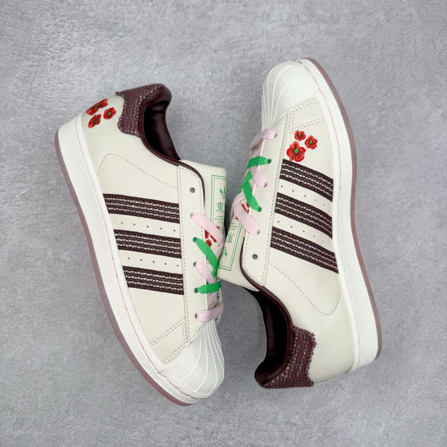 图片[3]-AD Originals Superstar 经典复古贝壳头板鞋 JH5579 诞生于1969年 是第一双将全皮面鞋 身与橡胶鞋头结合在一起的低帮篮球鞋 Superstar最开始 是作为高帮篮球鞋Pro Model的低帮版本而出现的 但因为其独特和醒目的橡胶鞋头造型而让大家熟知 被大家形象地称为\\\”shelltoe\\\”贝壳头 在70年代的美国职业篮球场上 接近3/4的NBA球员都将这双Superstar作为场上用鞋 80年代之后 经过不断的改良和发展 Superstar逐渐成为横跨时装、音乐、街头文化、休闲和运动等各大领域的时尚潮鞋 尺码：36 36.5 37 38 38.5 39 40 40.5 41 42 42.5 43 44 44.5 45-选品中心