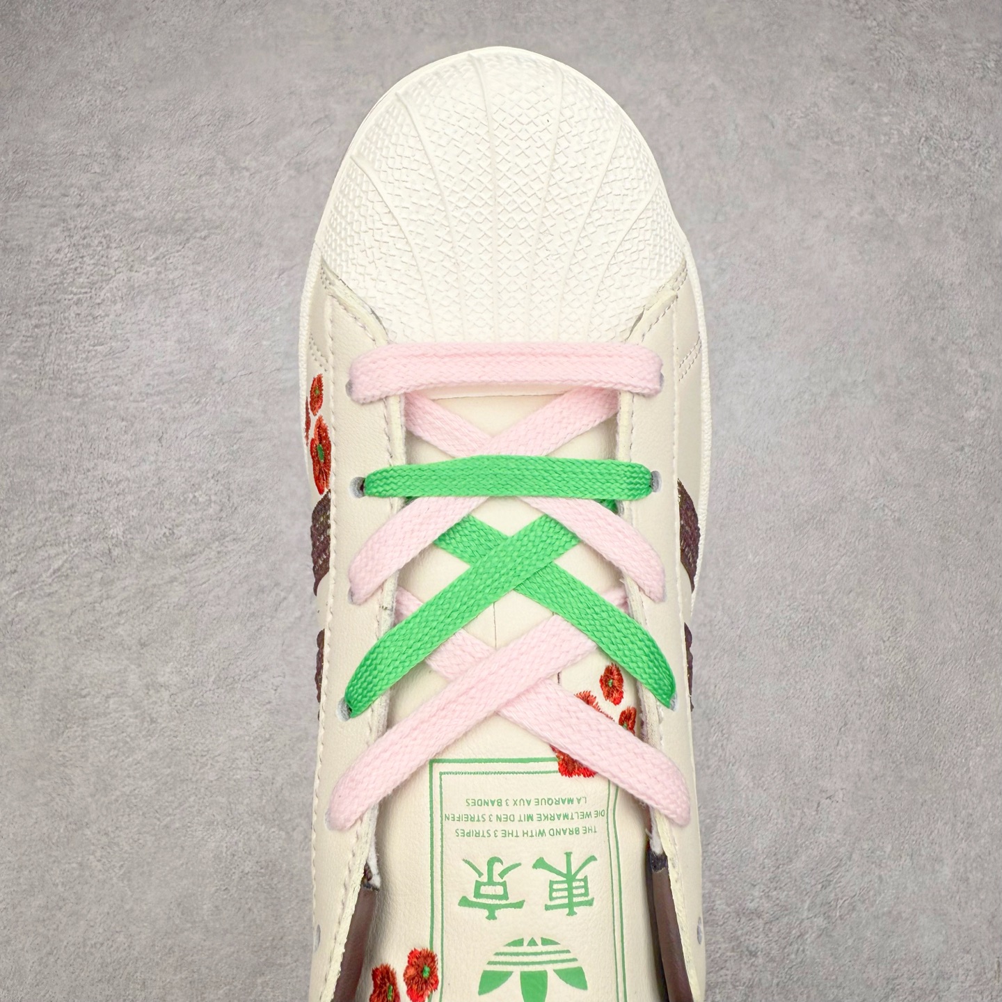 图片[4]-AD Originals Superstar 经典复古贝壳头板鞋 JH5579 诞生于1969年 是第一双将全皮面鞋 身与橡胶鞋头结合在一起的低帮篮球鞋 Superstar最开始 是作为高帮篮球鞋Pro Model的低帮版本而出现的 但因为其独特和醒目的橡胶鞋头造型而让大家熟知 被大家形象地称为\\\”shelltoe\\\”贝壳头 在70年代的美国职业篮球场上 接近3/4的NBA球员都将这双Superstar作为场上用鞋 80年代之后 经过不断的改良和发展 Superstar逐渐成为横跨时装、音乐、街头文化、休闲和运动等各大领域的时尚潮鞋 尺码：36 36.5 37 38 38.5 39 40 40.5 41 42 42.5 43 44 44.5 45-选品中心