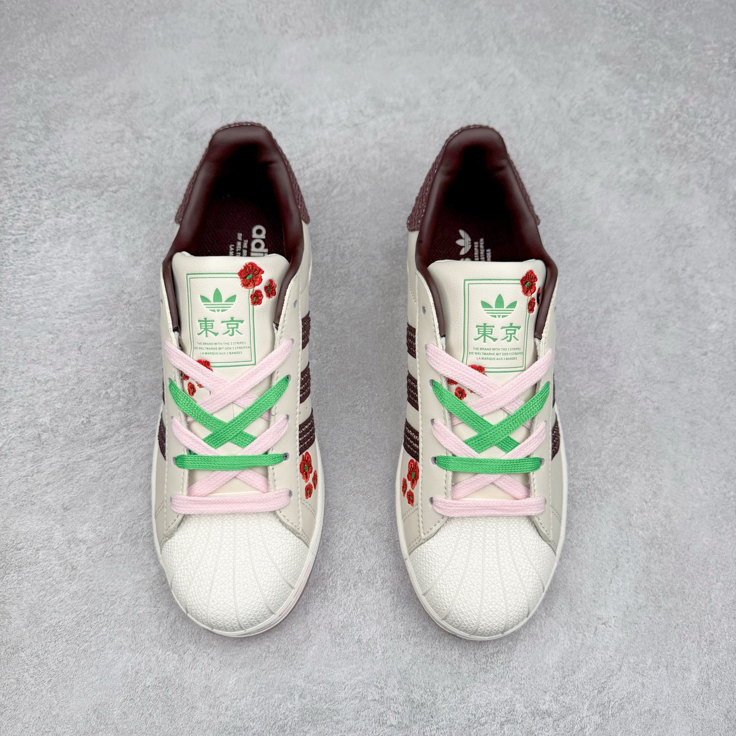 图片[2]-AD Originals Superstar 经典复古贝壳头板鞋 JH5579 诞生于1969年 是第一双将全皮面鞋 身与橡胶鞋头结合在一起的低帮篮球鞋 Superstar最开始 是作为高帮篮球鞋Pro Model的低帮版本而出现的 但因为其独特和醒目的橡胶鞋头造型而让大家熟知 被大家形象地称为\\\”shelltoe\\\”贝壳头 在70年代的美国职业篮球场上 接近3/4的NBA球员都将这双Superstar作为场上用鞋 80年代之后 经过不断的改良和发展 Superstar逐渐成为横跨时装、音乐、街头文化、休闲和运动等各大领域的时尚潮鞋 尺码：36 36.5 37 38 38.5 39 40 40.5 41 42 42.5 43 44 44.5 45-选品中心