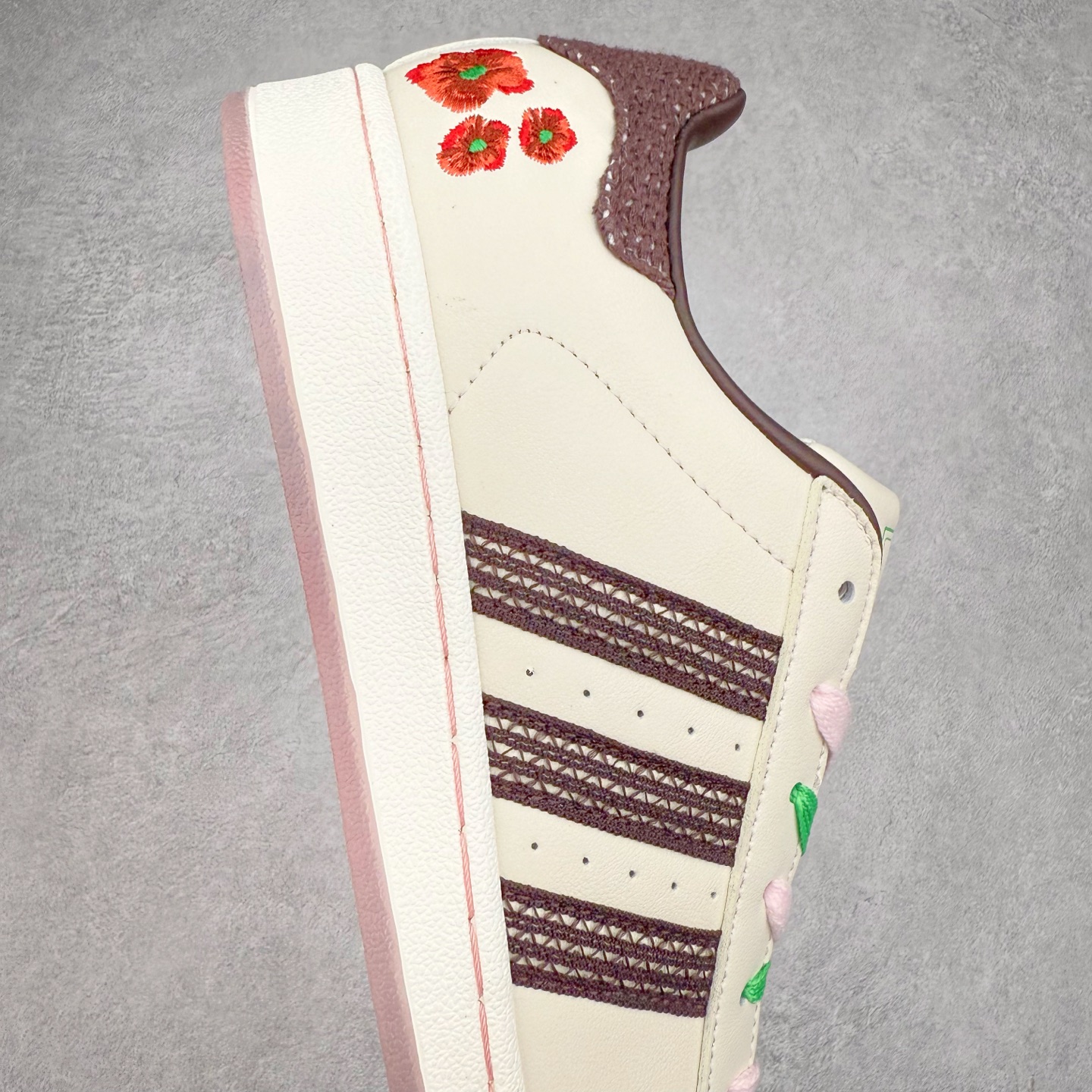 图片[6]-AD Originals Superstar 经典复古贝壳头板鞋 JH5579 诞生于1969年 是第一双将全皮面鞋 身与橡胶鞋头结合在一起的低帮篮球鞋 Superstar最开始 是作为高帮篮球鞋Pro Model的低帮版本而出现的 但因为其独特和醒目的橡胶鞋头造型而让大家熟知 被大家形象地称为\\\”shelltoe\\\”贝壳头 在70年代的美国职业篮球场上 接近3/4的NBA球员都将这双Superstar作为场上用鞋 80年代之后 经过不断的改良和发展 Superstar逐渐成为横跨时装、音乐、街头文化、休闲和运动等各大领域的时尚潮鞋 尺码：36 36.5 37 38 38.5 39 40 40.5 41 42 42.5 43 44 44.5 45-选品中心